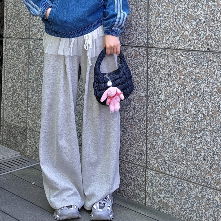 COS Quilted Micro Bag Dark Blue Denim, Balenciaga Track.2 Sneakers Grey 착용 스타일 - 1