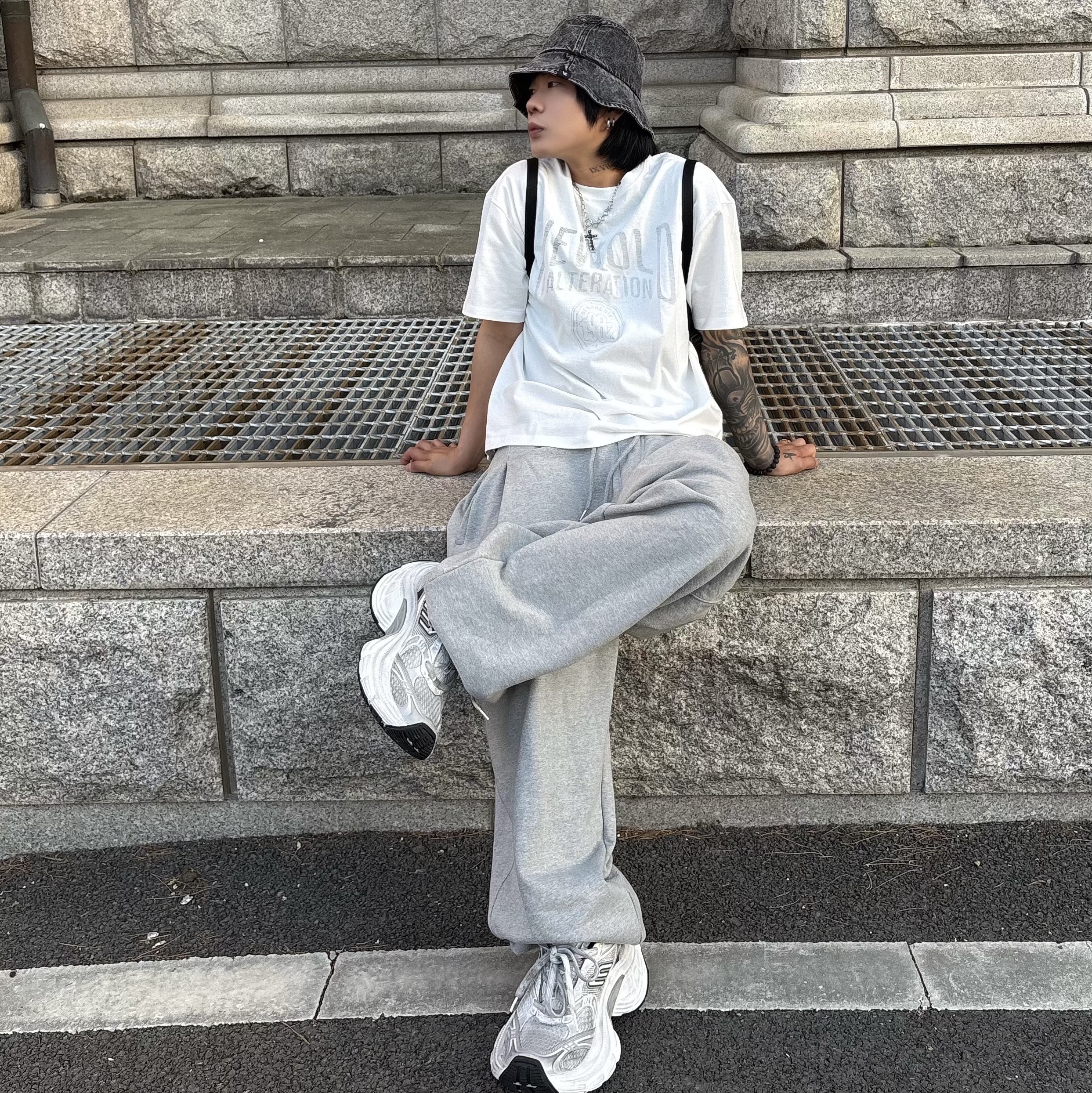 Balenciaga 10XL Sneakers White Grey Silver Black 착용 스타일 - 1