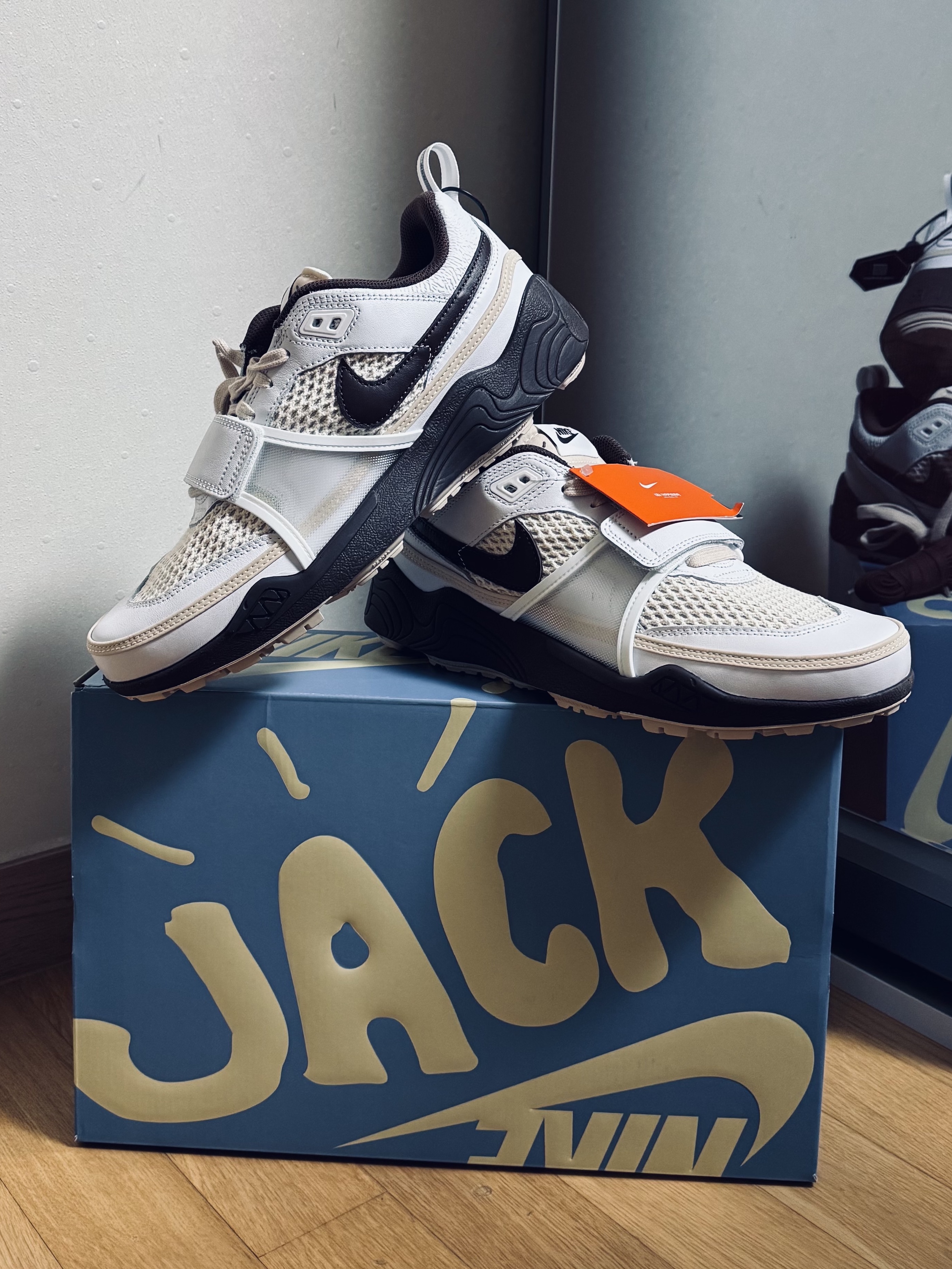 Nike x Travis Scott Zoom Field Jaxx White and Light Chocolate 착용 스타일