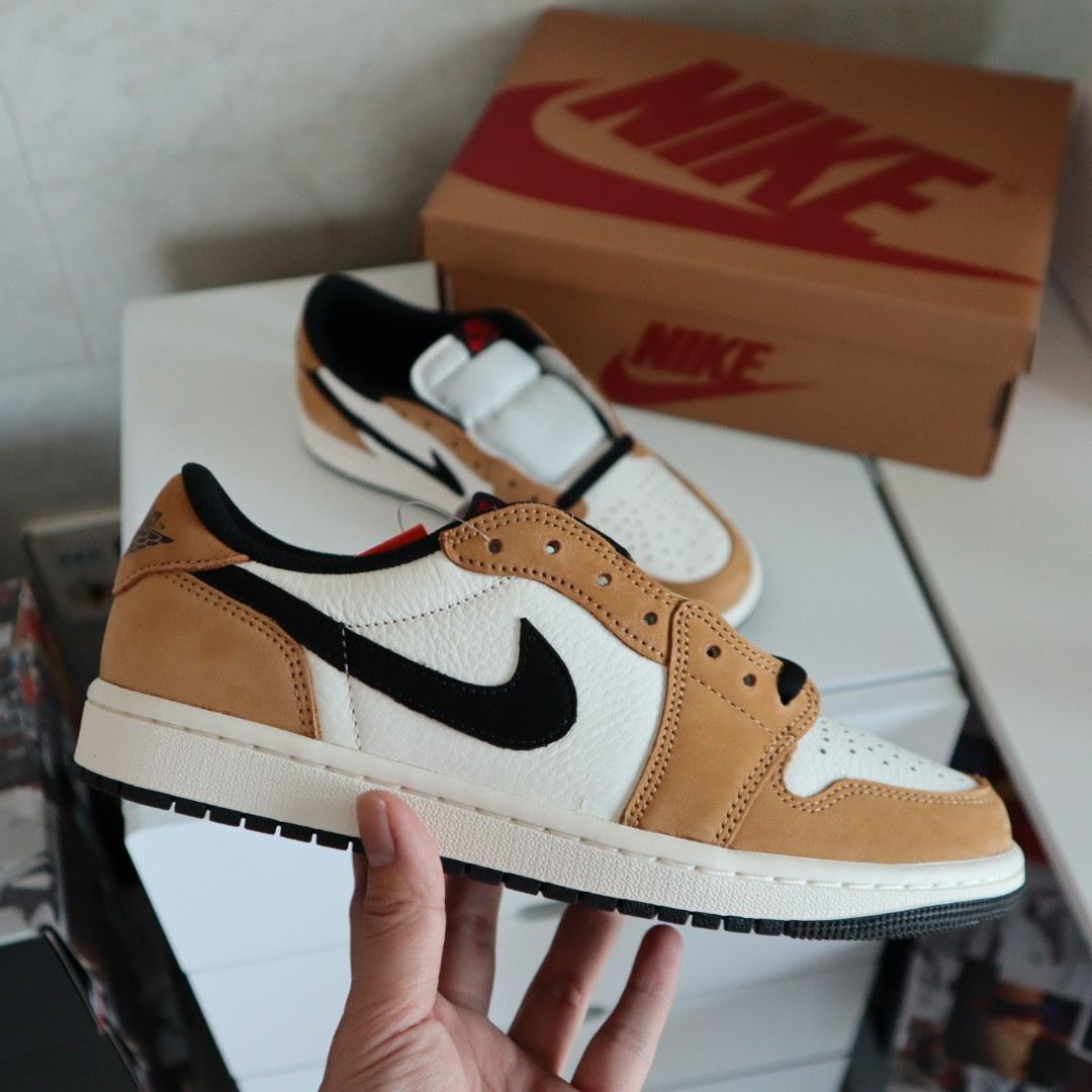 Jordan 1 Low OG Sail and Golden Harvest 착용 스타일 - 2