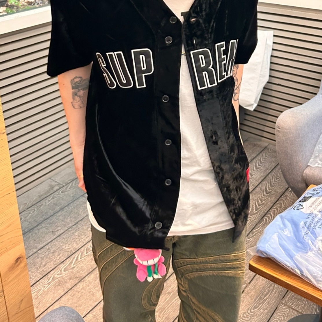 Supreme Velvet Baseball Jersey Black - 25SS 착용 스타일