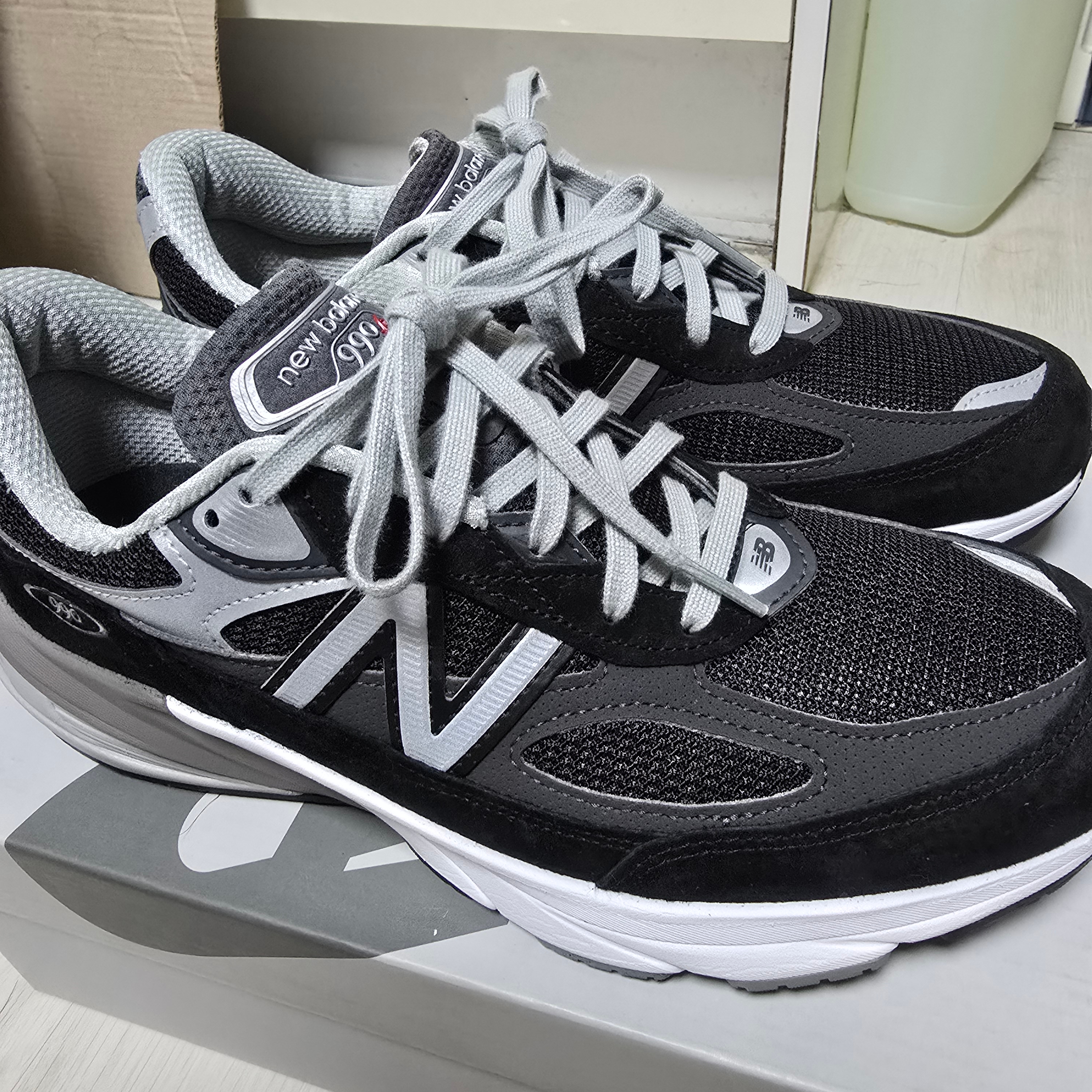 New Balance 990v6 Made in USA Black White 착용 스타일 - 1