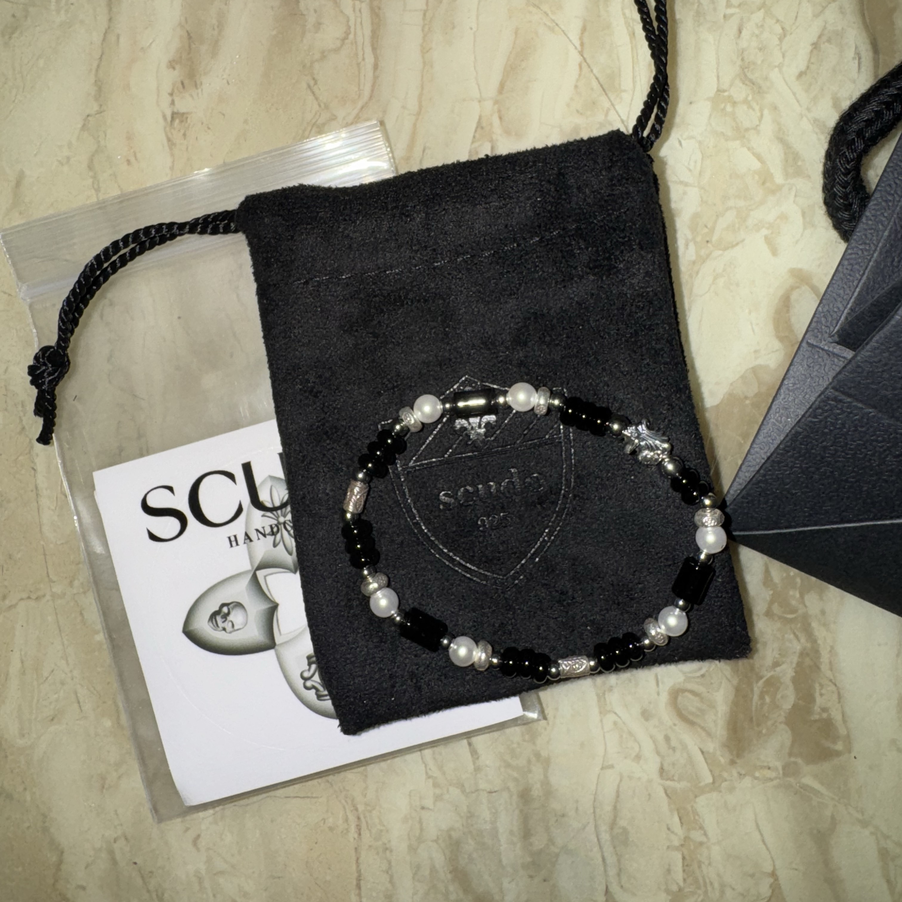 [KREAM 단독] Scudo Shell Black Pearl Beads Bracelet 착용 스타일