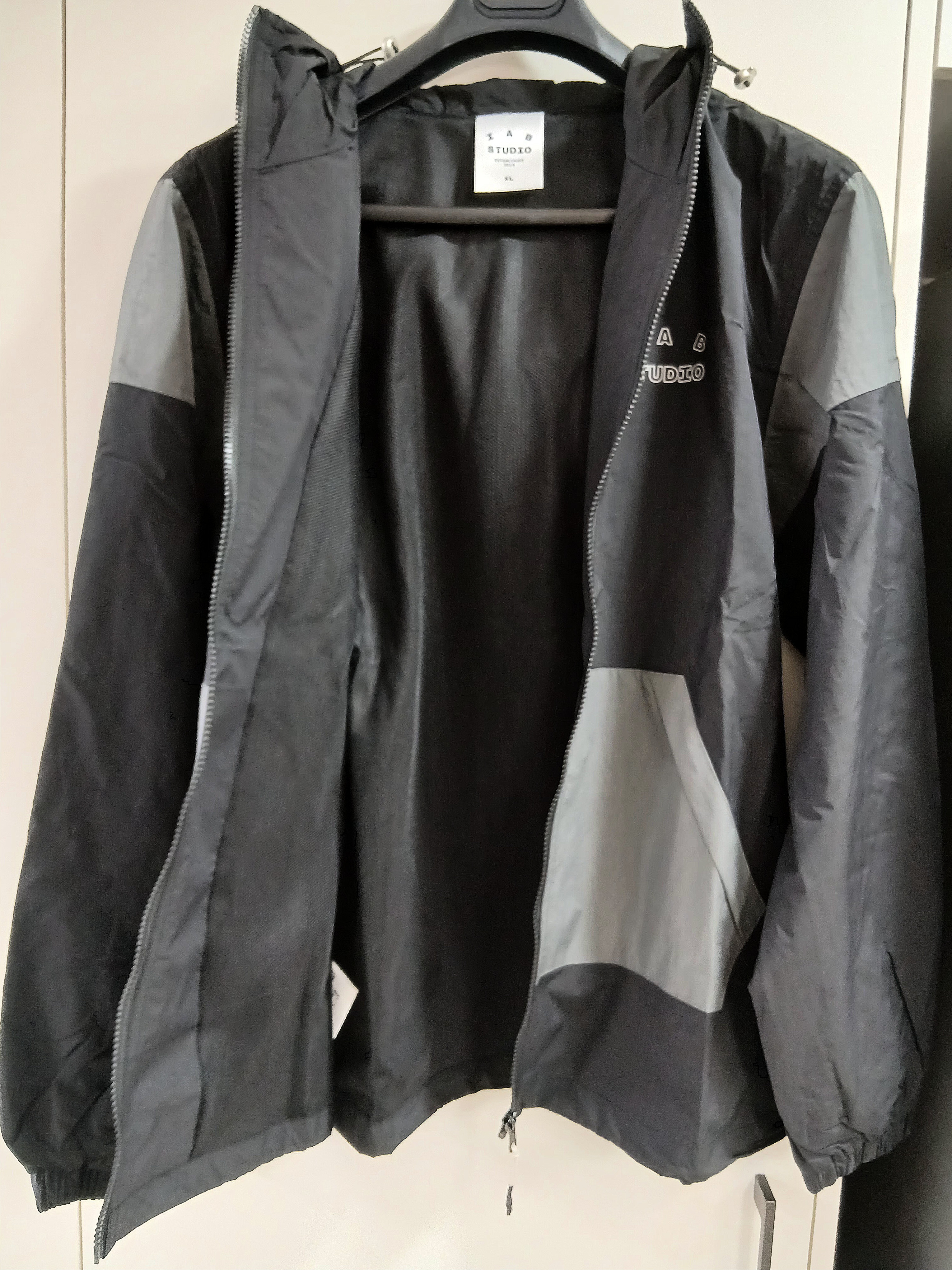 IAB Studio Wind Jacket Pack Black Silver 착용 스타일 - 3