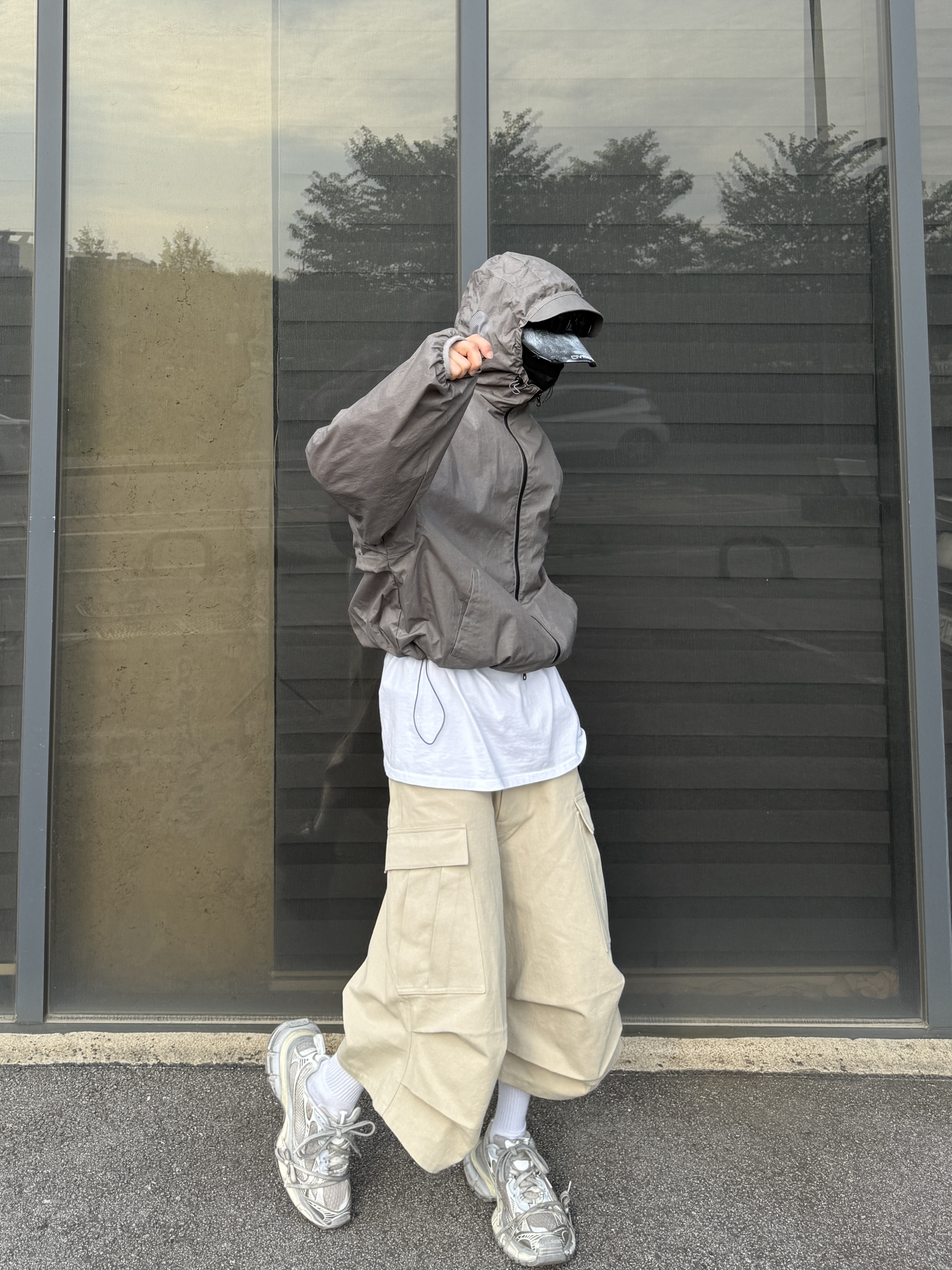 Nonnod Side Cargo Shorts Beige, Balenciaga 3XL Sneakers Light Beige 착용 스타일 - 2