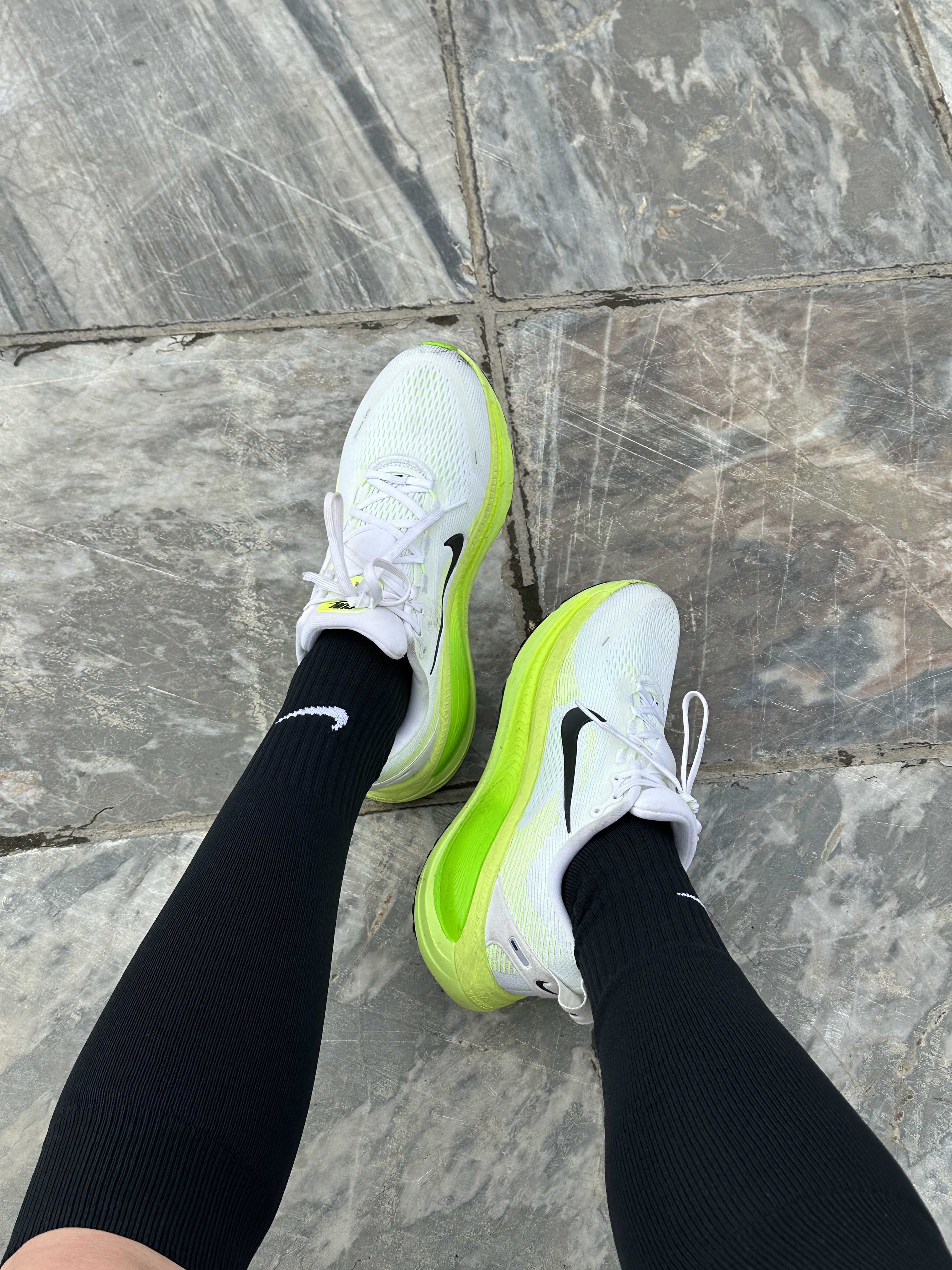 Nike Vomero 18 White Electric Green, (W) Nike Vomero 18 White Electric Green 착용 스타일
