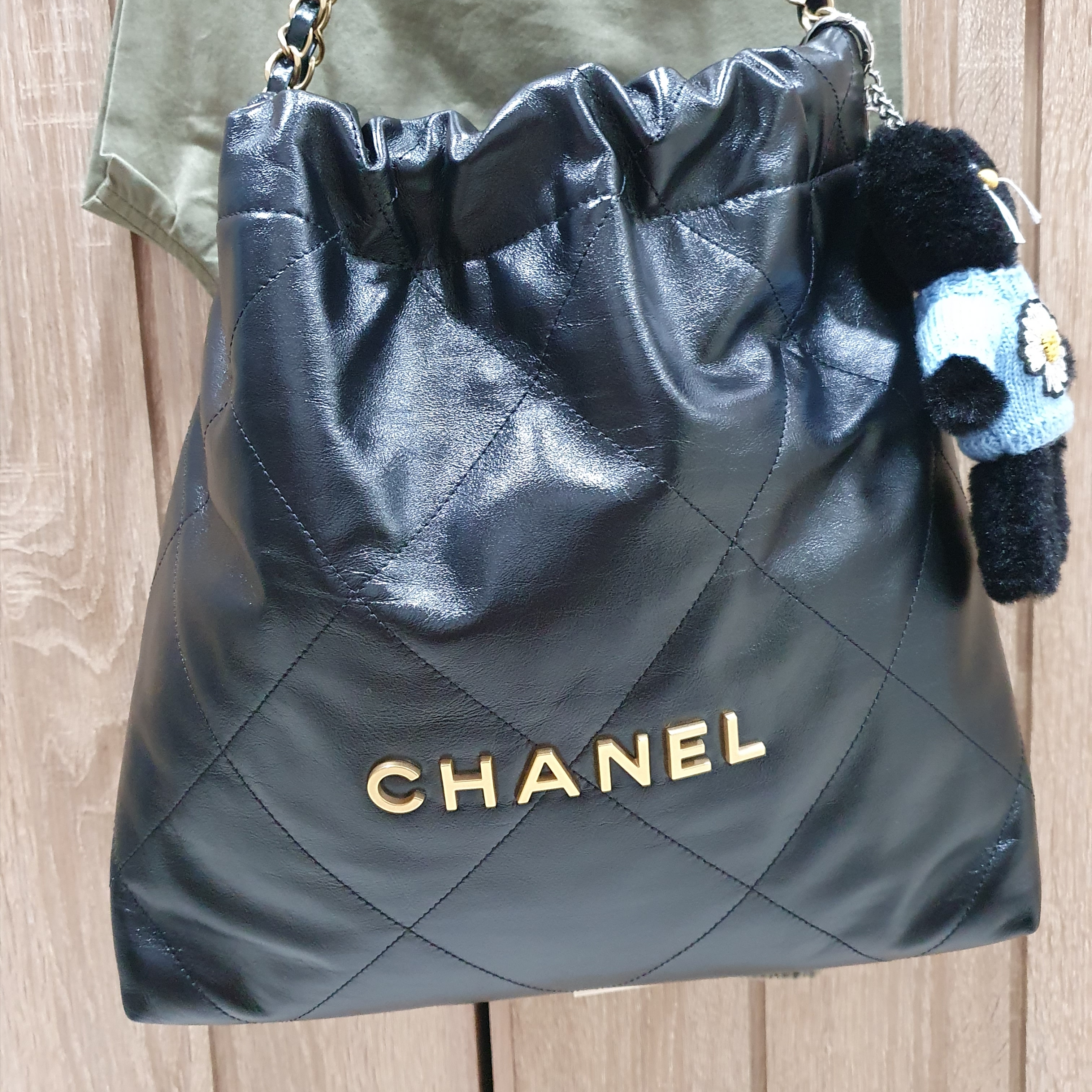 Chanel 22 Small Handbag Shiny Calfskin & Gold Black 착용 스타일