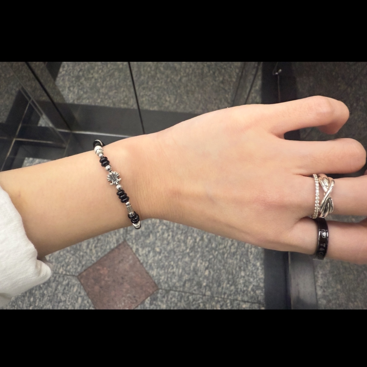 [KREAM 단독] Scudo Shell Black Pearl Beads Bracelet 착용 스타일