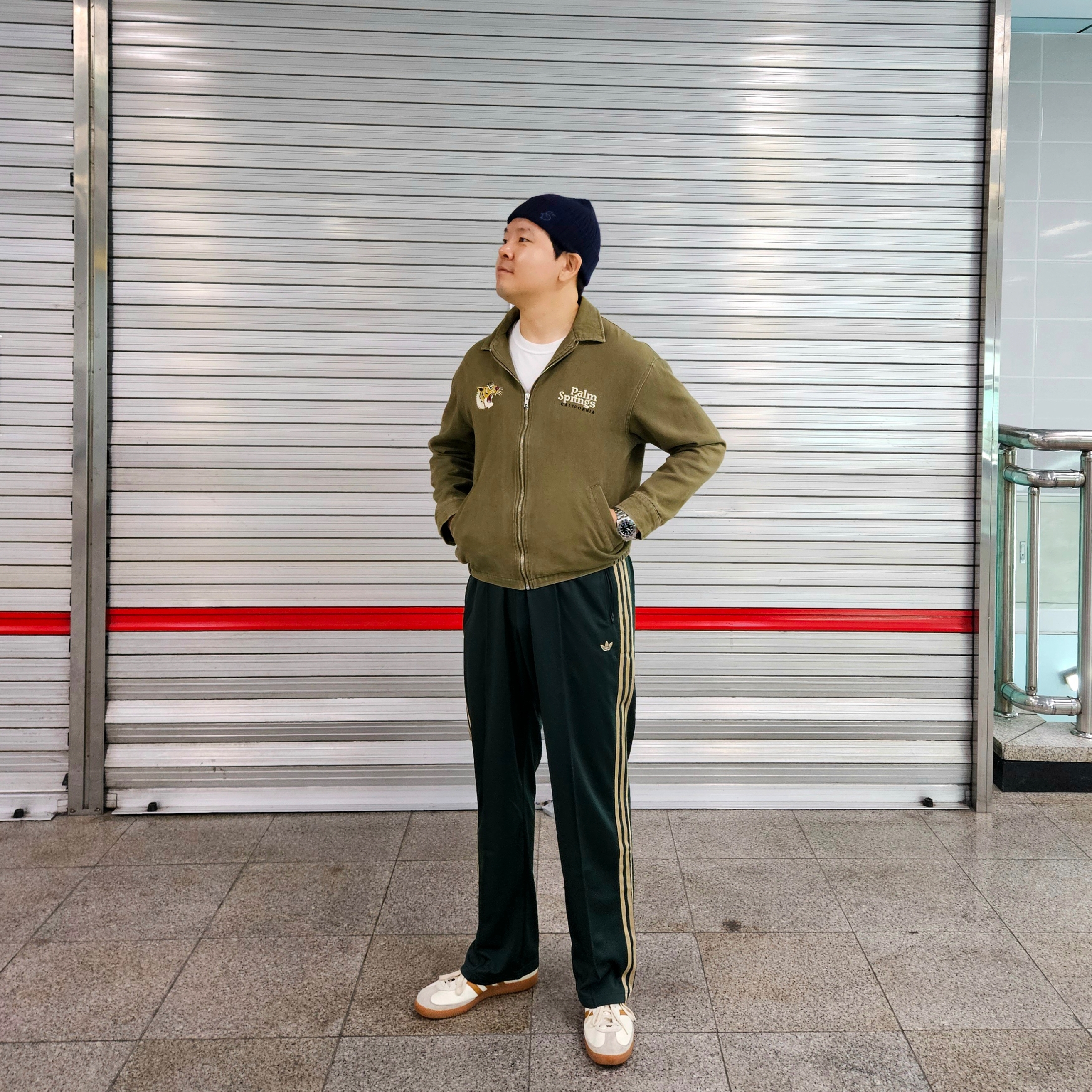 Adidas City Series Triest Cream White, Drake's Wool Cable Knit Cap Navy 착용 스타일 - 4