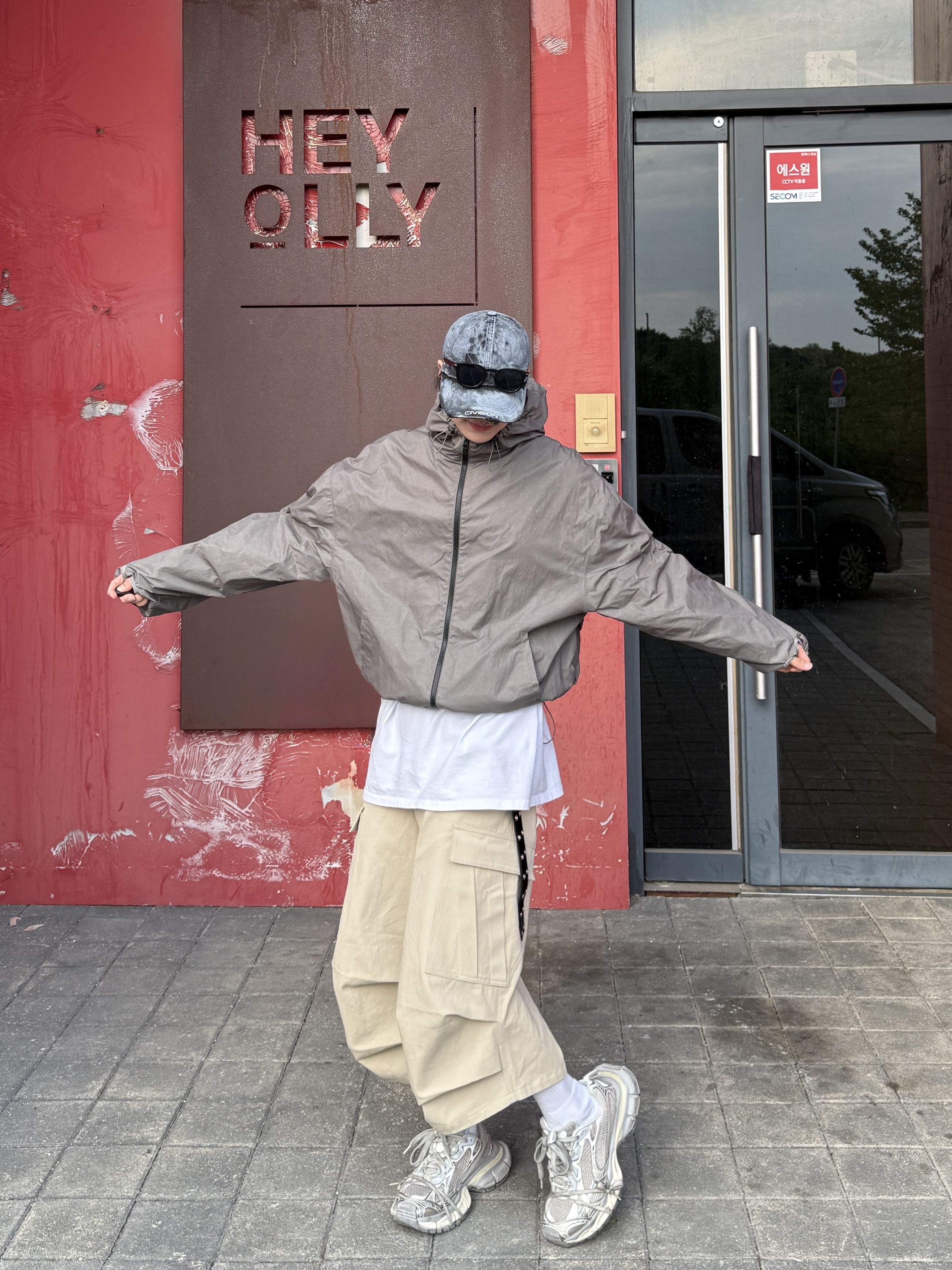 Nonnod Side Cargo Shorts Beige, Balenciaga 3XL Sneakers Light Beige 착용 스타일 - 5