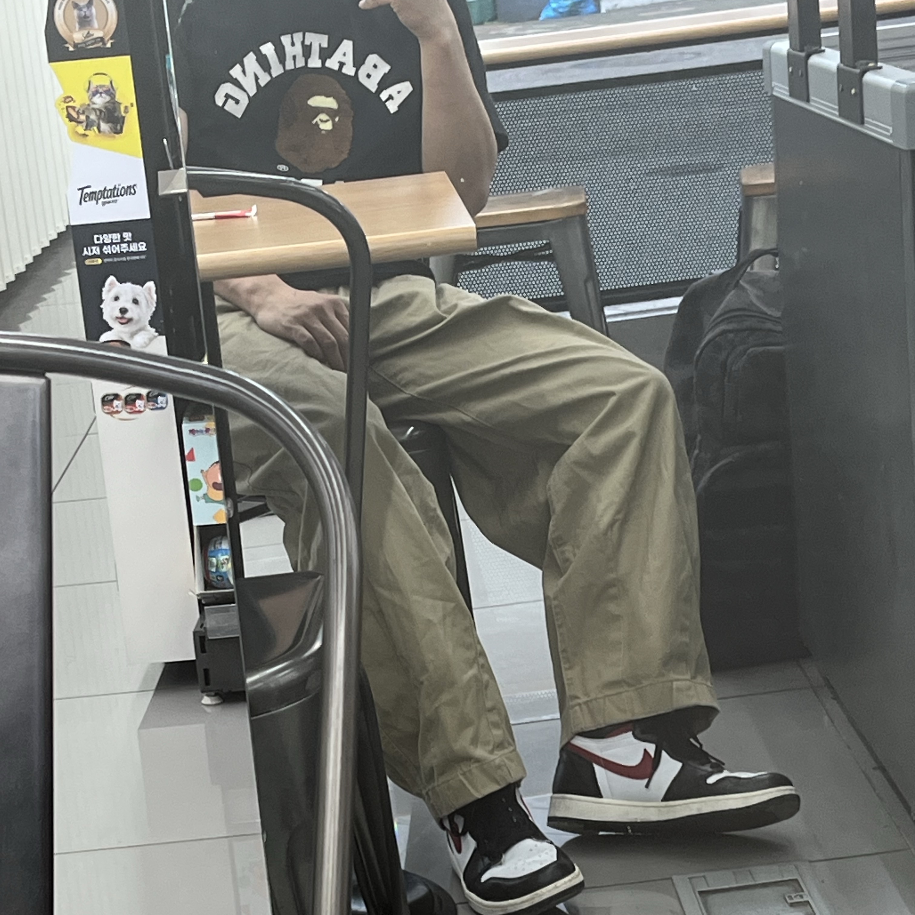 BAPE College T-Shirt Black, Jordan 1 Retro High OG Gym Red 착용 스타일