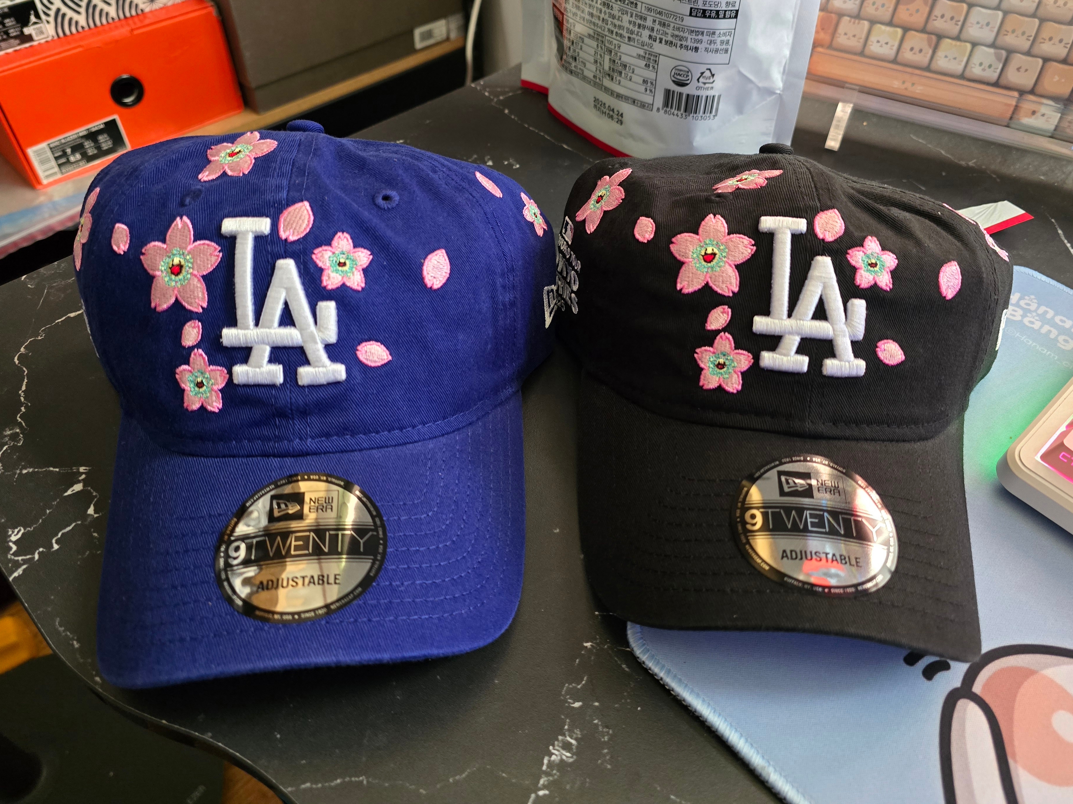 New Era x Murakami Takashi x MLB World Tour Tokyo Series 2025 9Twenty Dodgers Strapback Hat Black 착용 스타일