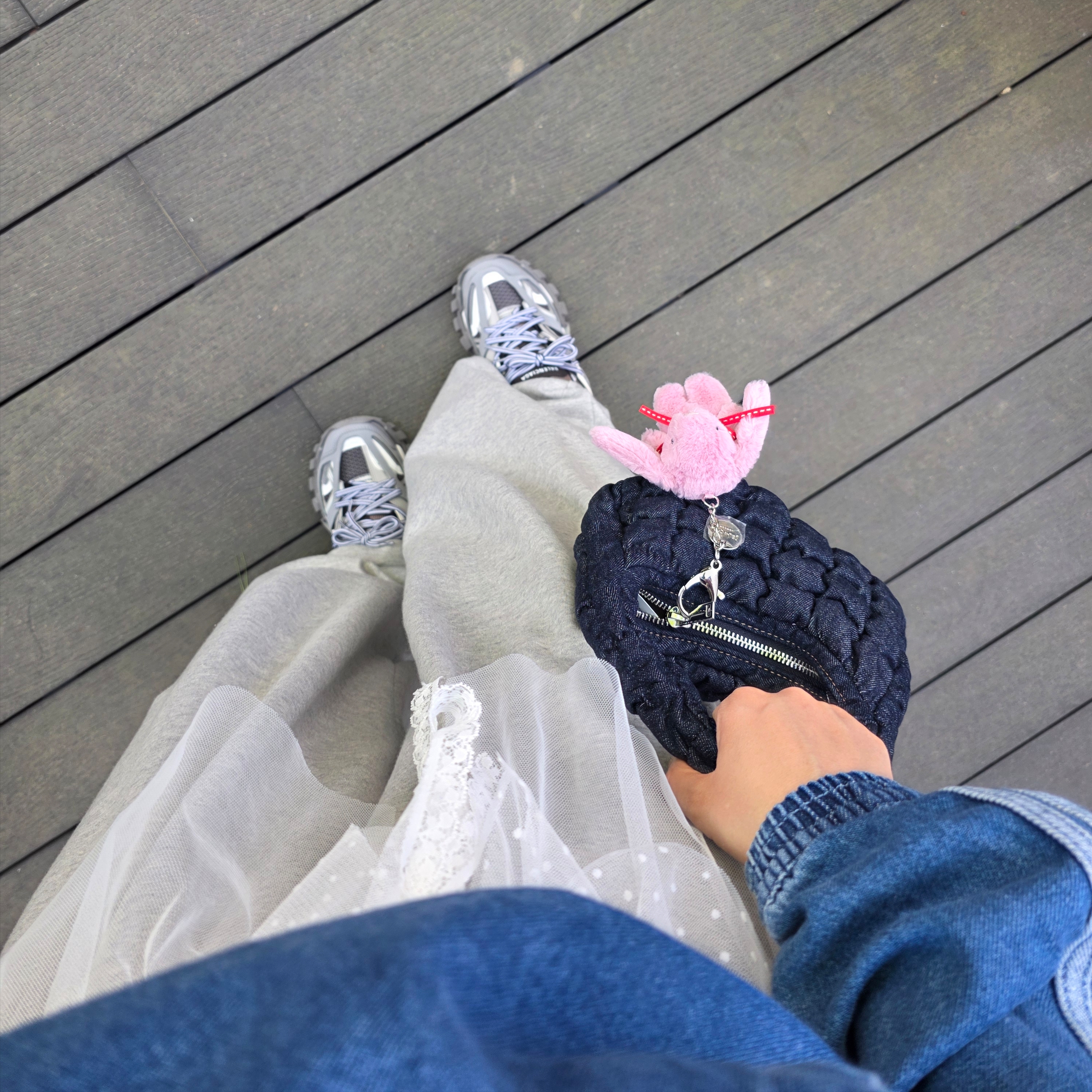 COS Quilted Micro Bag Dark Blue Denim, Balenciaga Track.2 Sneakers Grey 착용 스타일 - 2
