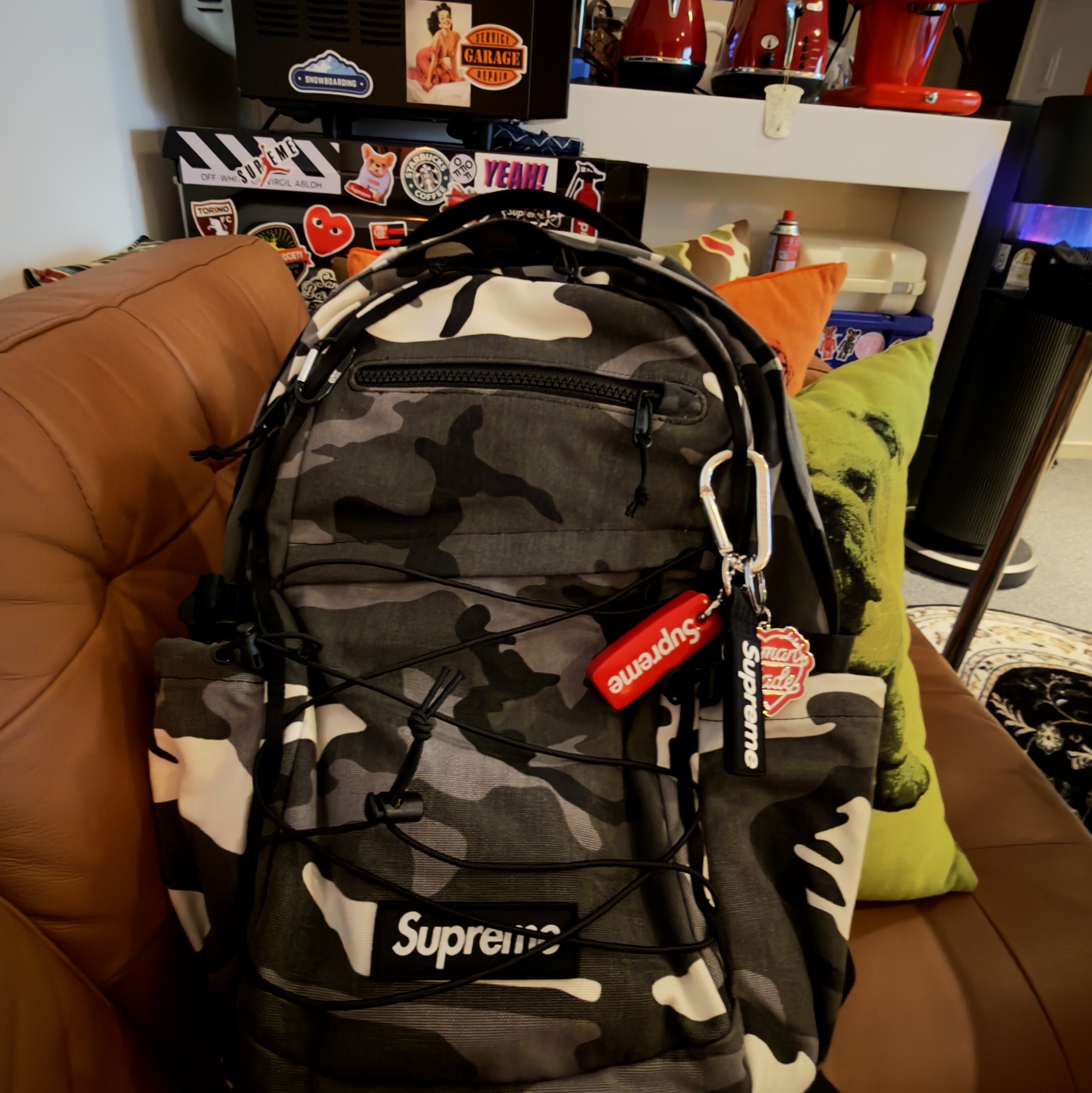 Supreme Backpack Snow Camo - 25SS, Supreme Ripstop Keychain Black - 24SS 착용 스타일