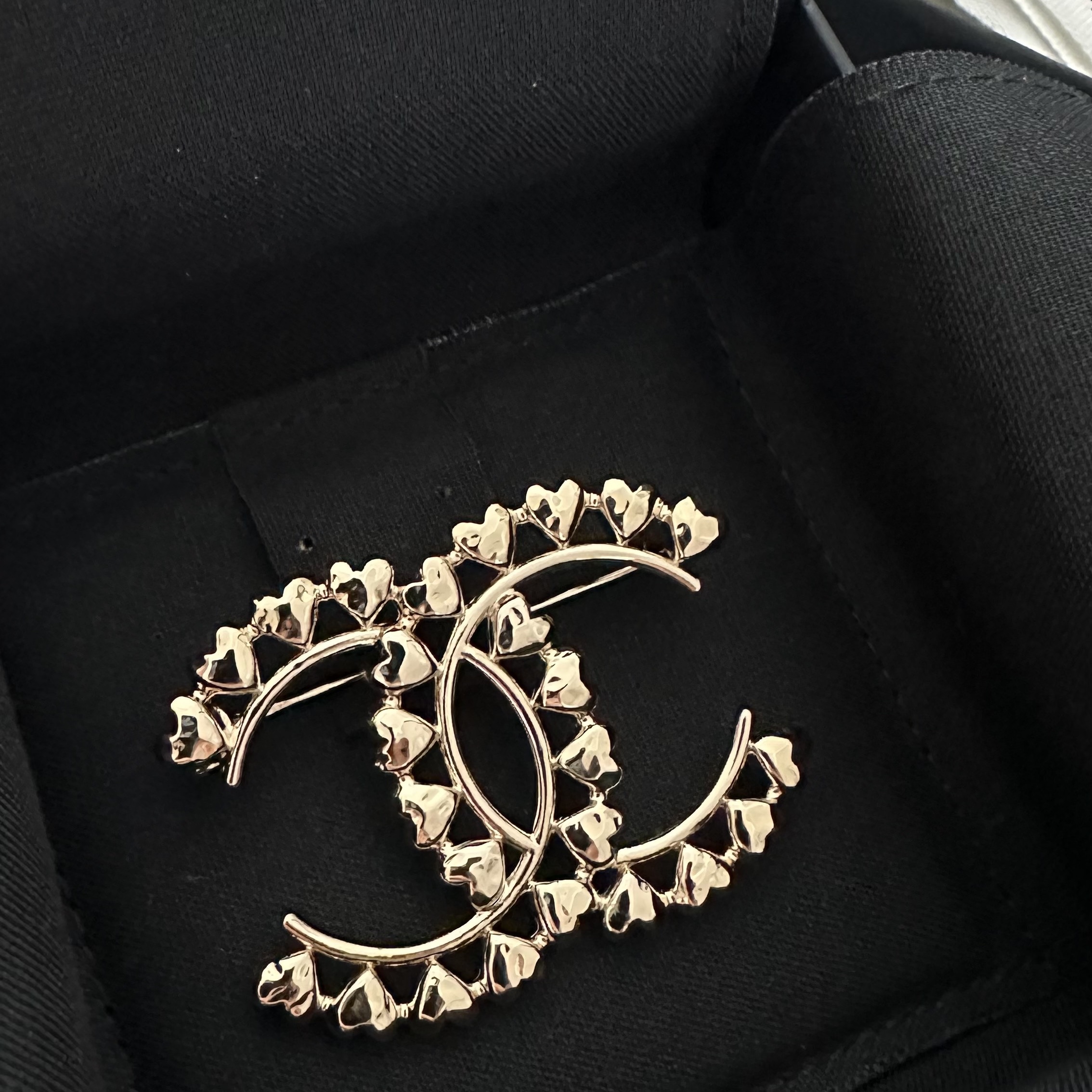Chanel Brooch Metal & Gold 착용 스타일