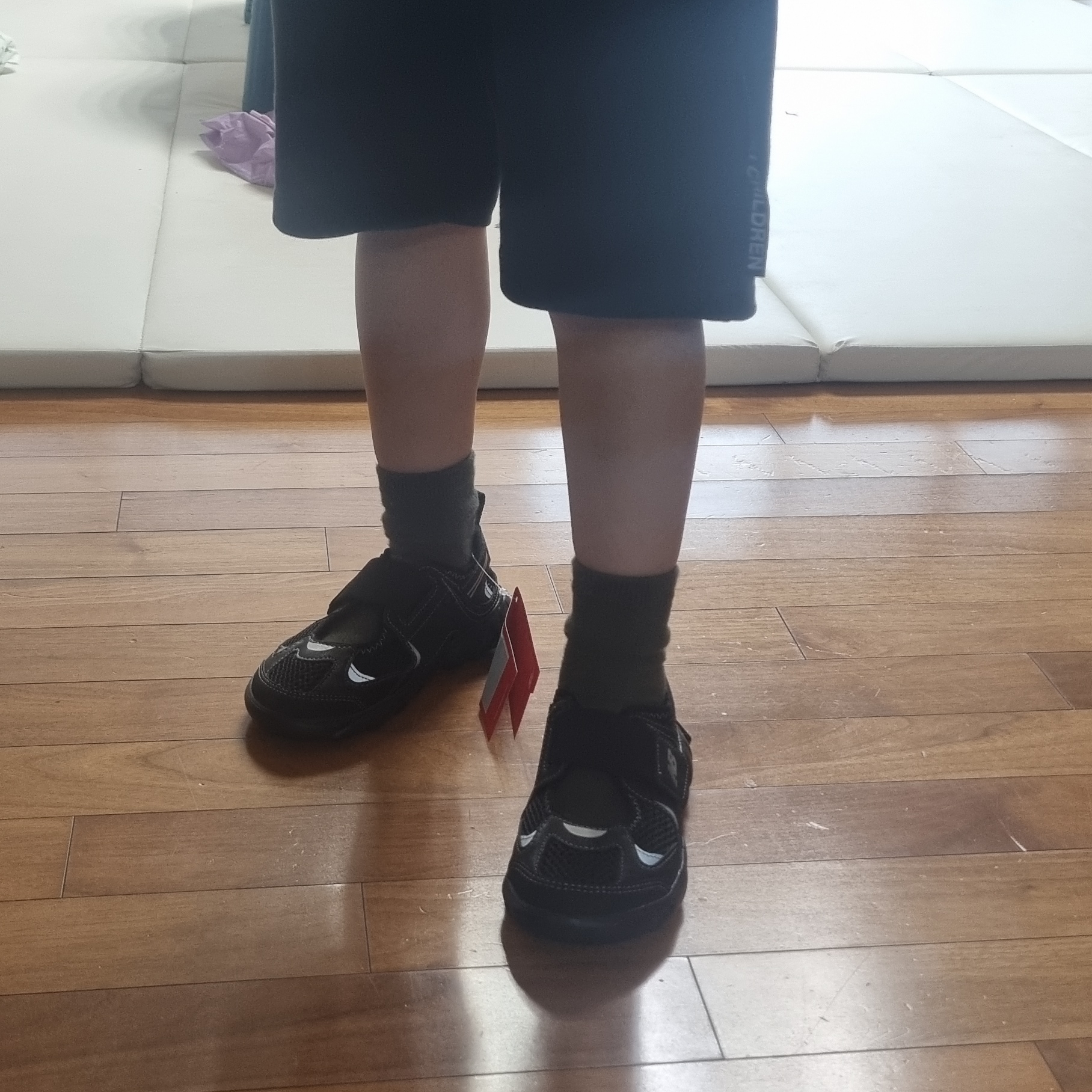 (Kids) New Balance Freedle 920 Sandal Black 착용 스타일