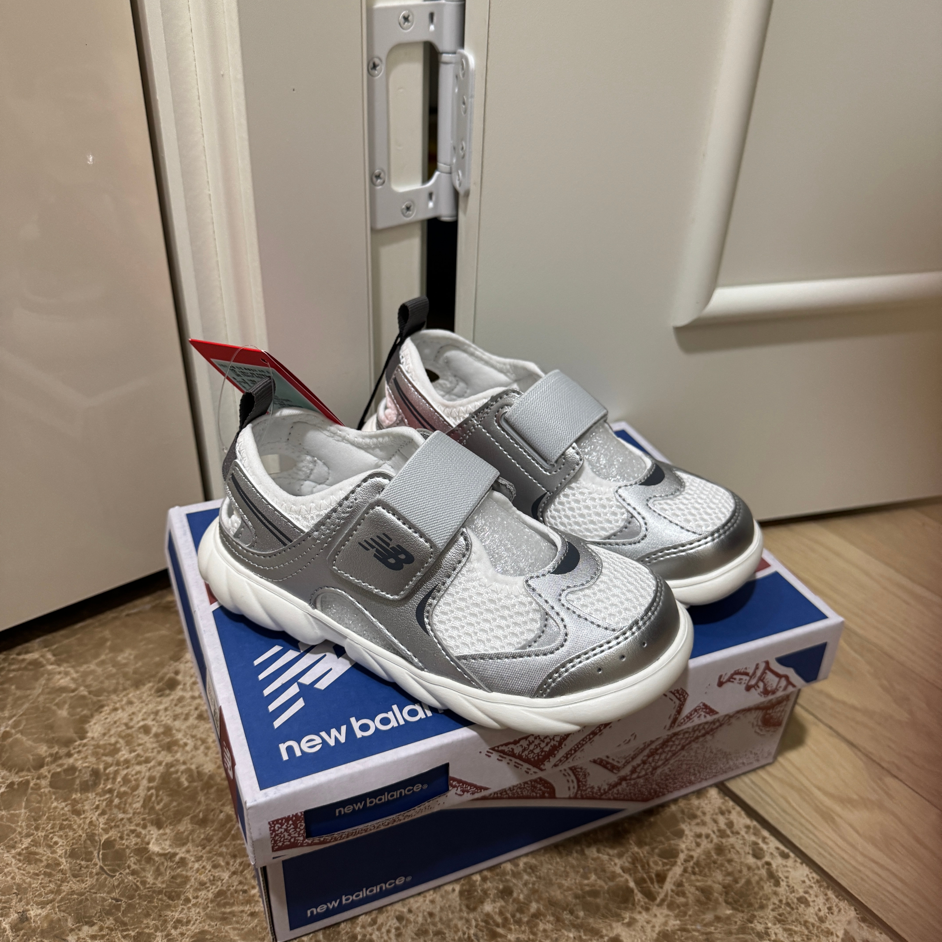 (Kids) New Balance Freedle 920 Sandal Silver 착용 스타일