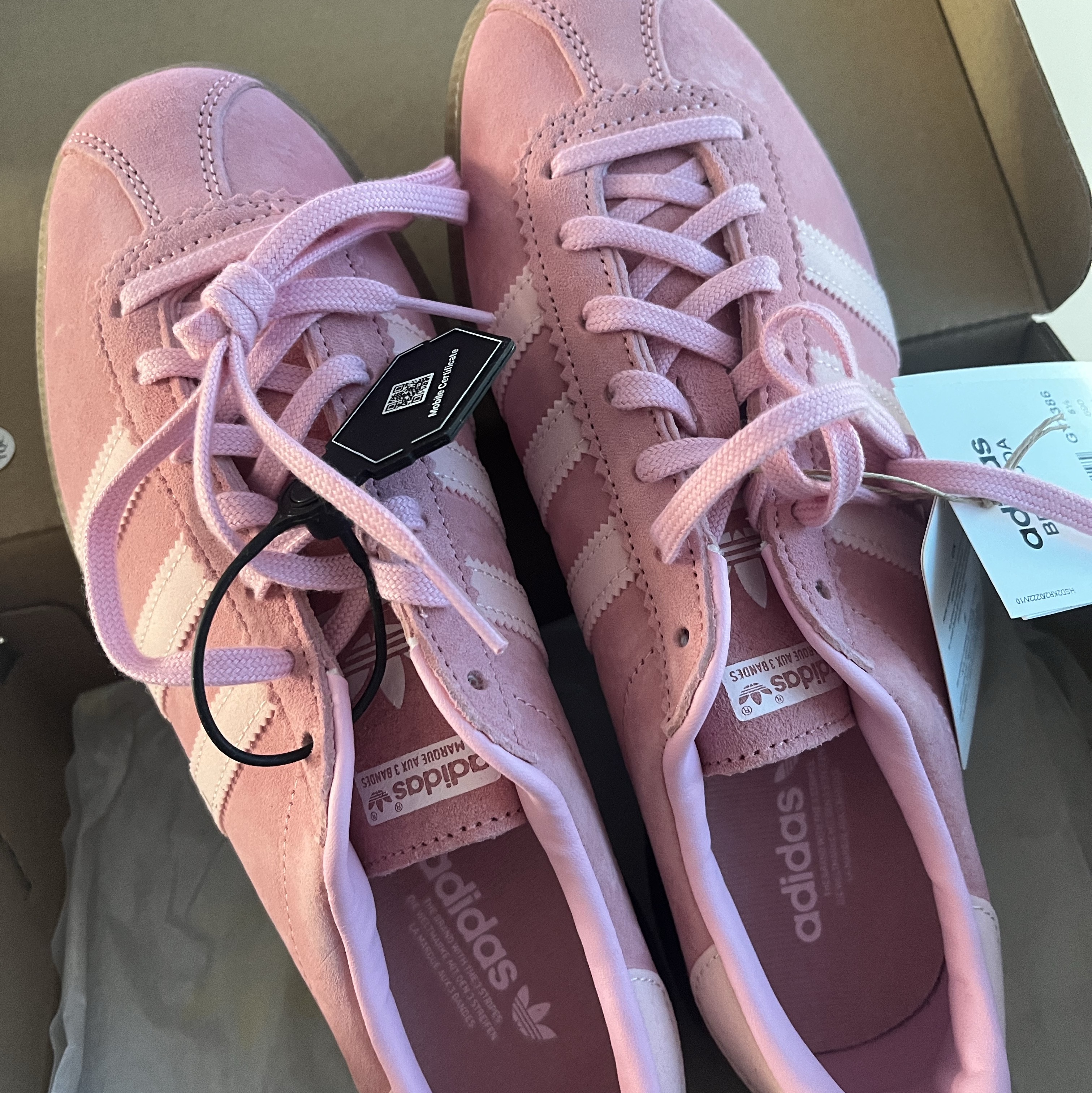 Adidas Bermuda Glow Pink 착용 스타일 - 2