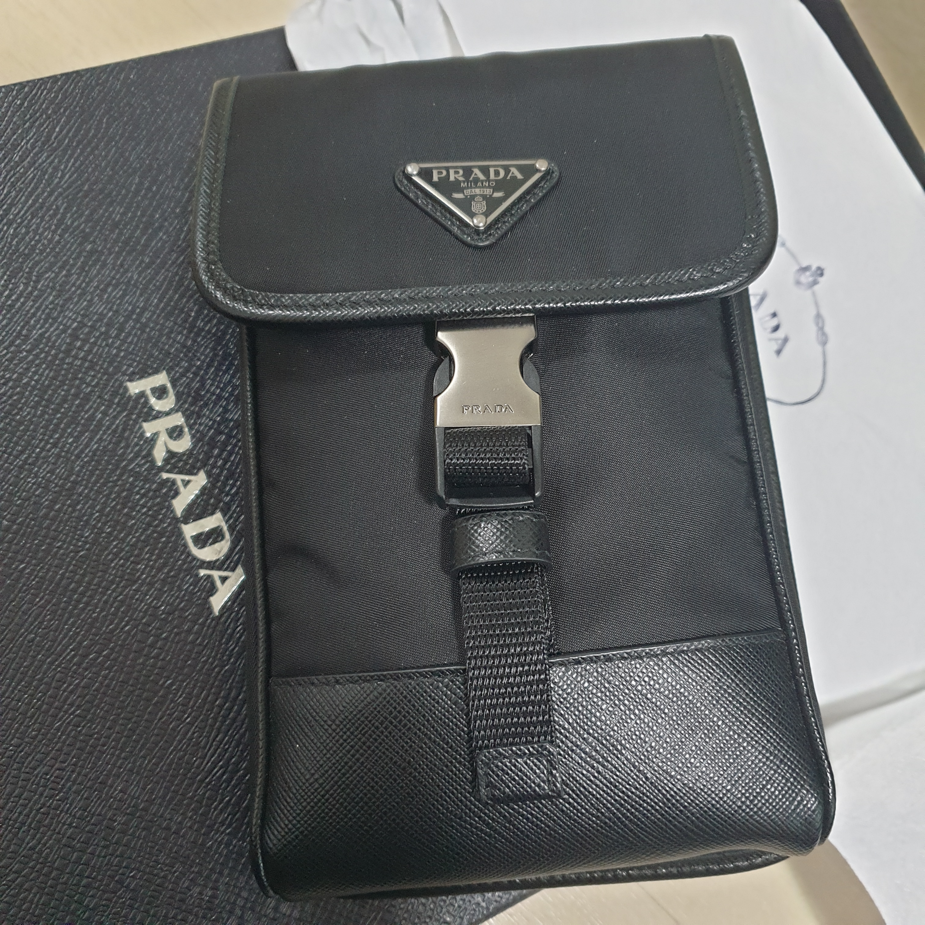 Prada Re-Nylon and Saffiano Leather Smartphone Case Black, Prada Re-Nylon Saffiano Leather Smartphone Case Black 착용 스타일