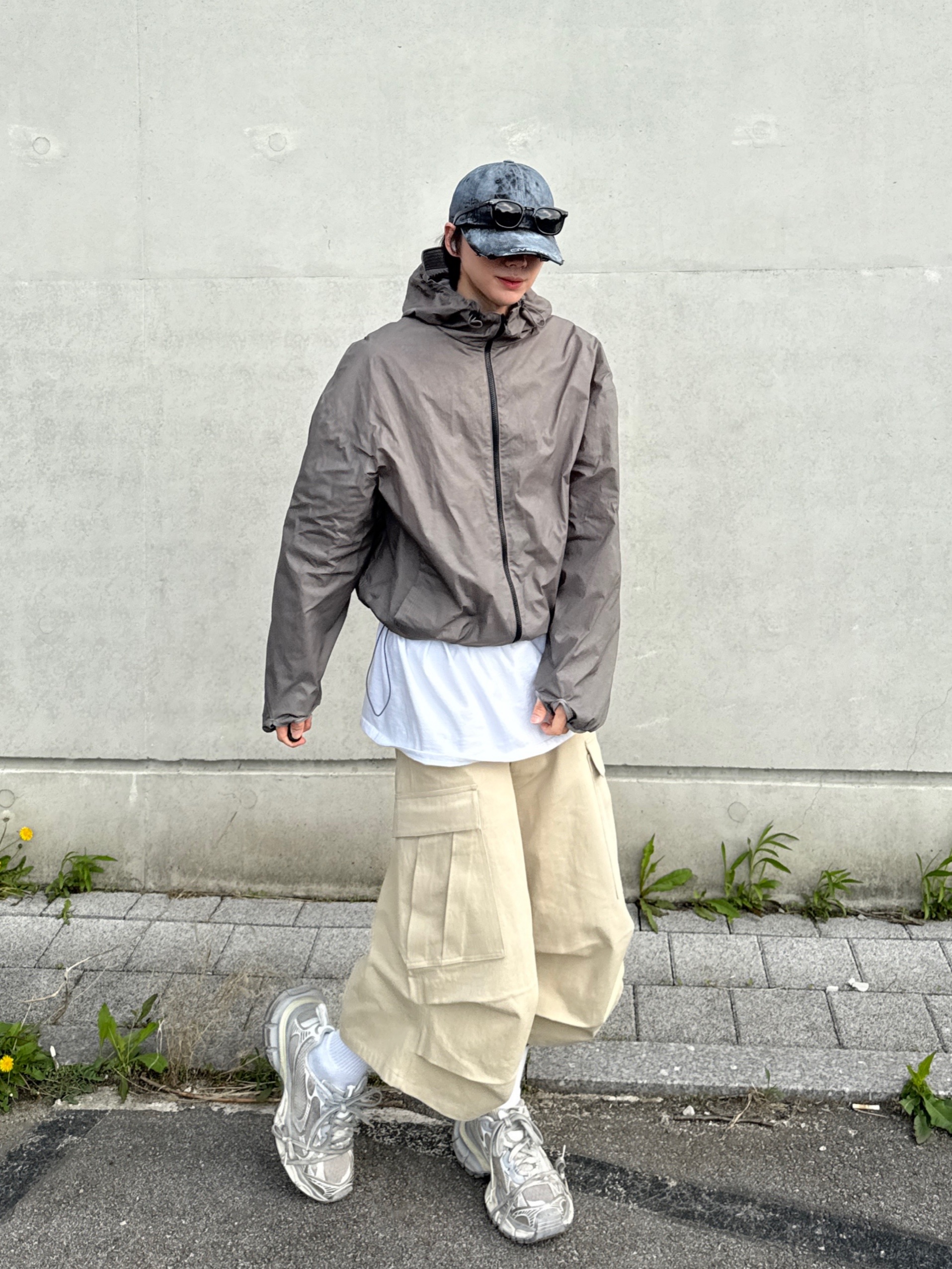 Nonnod Side Cargo Shorts Beige, Balenciaga 3XL Sneakers Light Beige 착용 스타일 - 1