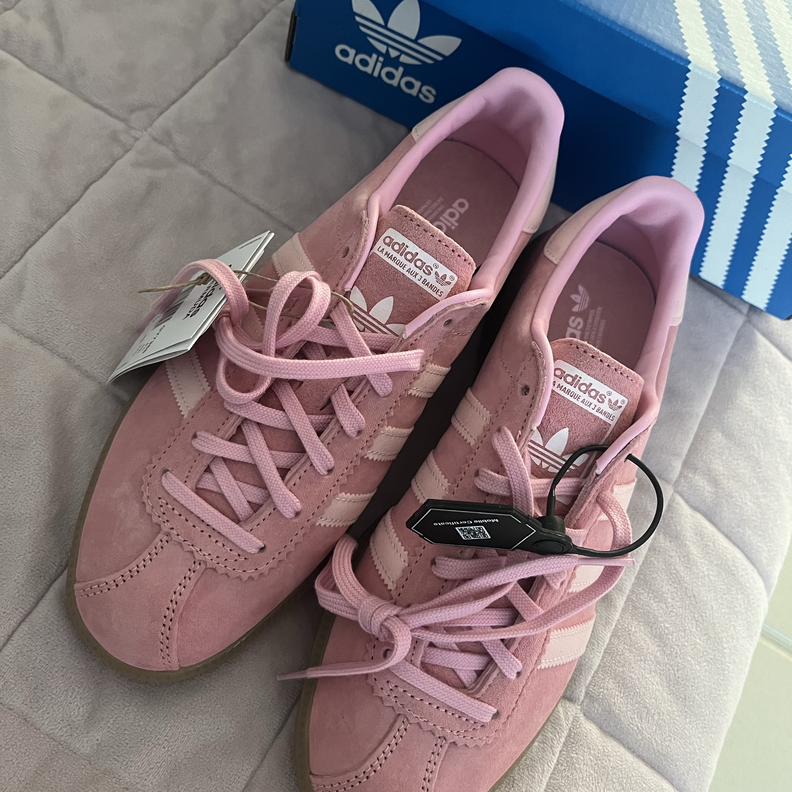Adidas Bermuda Glow Pink 착용 스타일 - 1