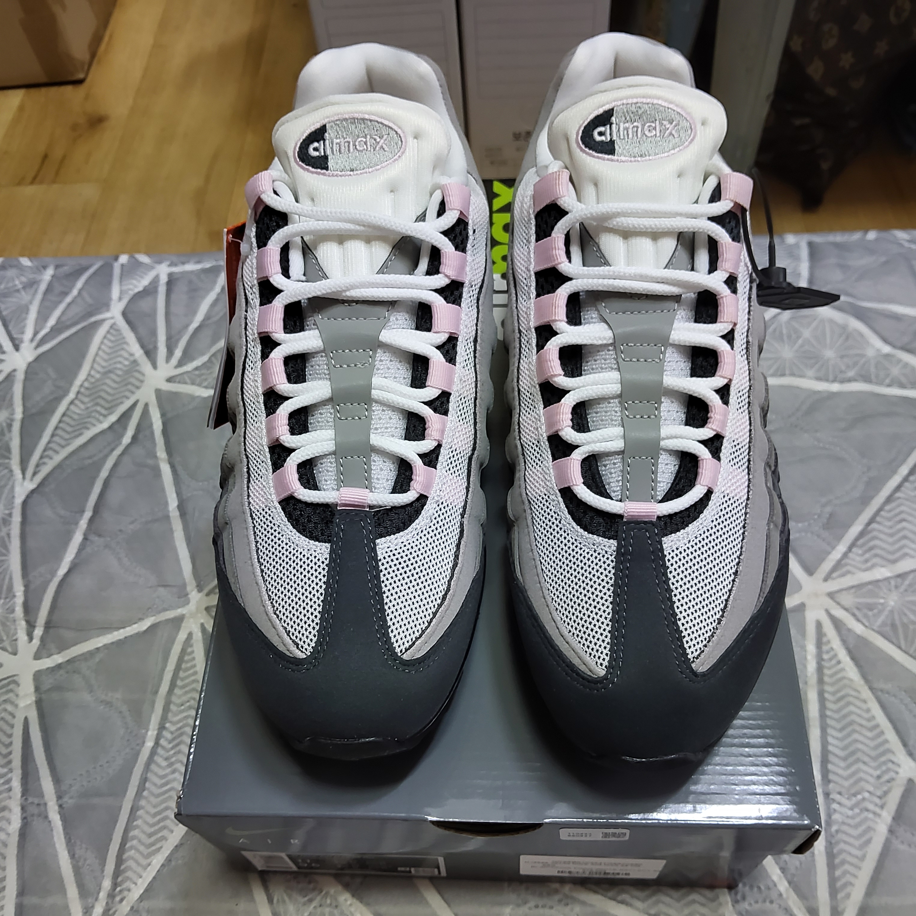 (W) Nike Air Max 95 Pink Foam 착용 스타일 - 2