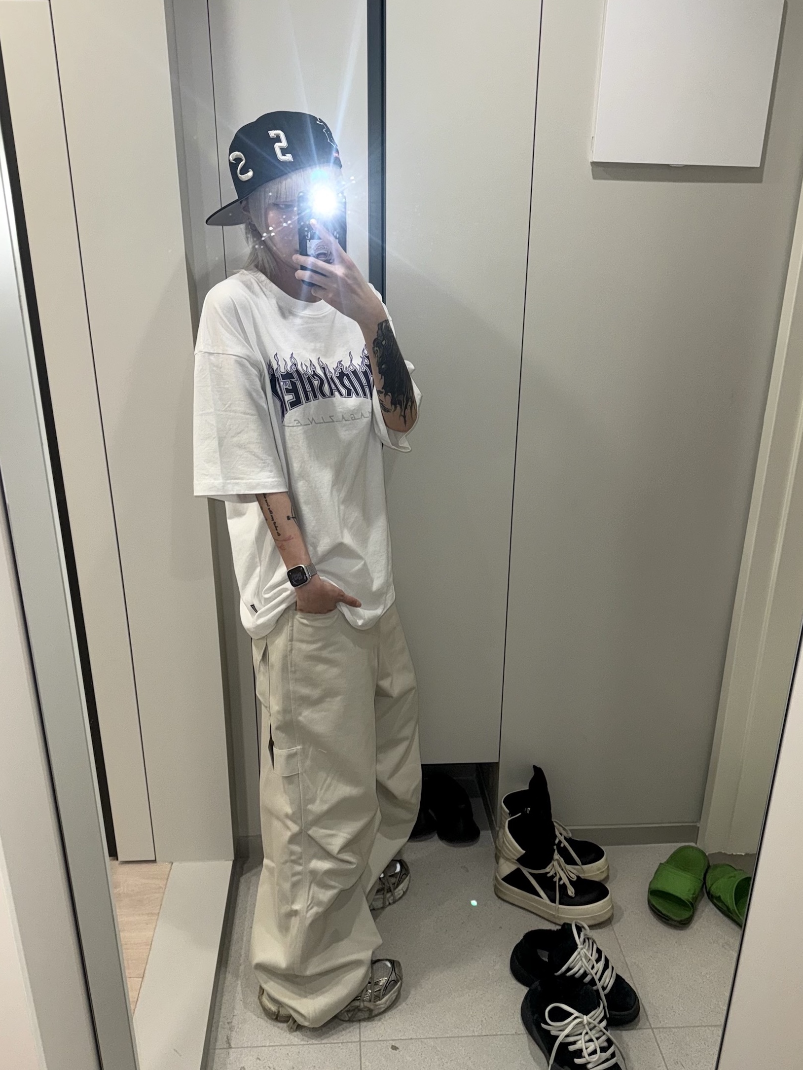 Supreme Multi S Logo New Era Black - 25SS, Balenciaga 3XL Sneakers Beige 착용 스타일 - 2