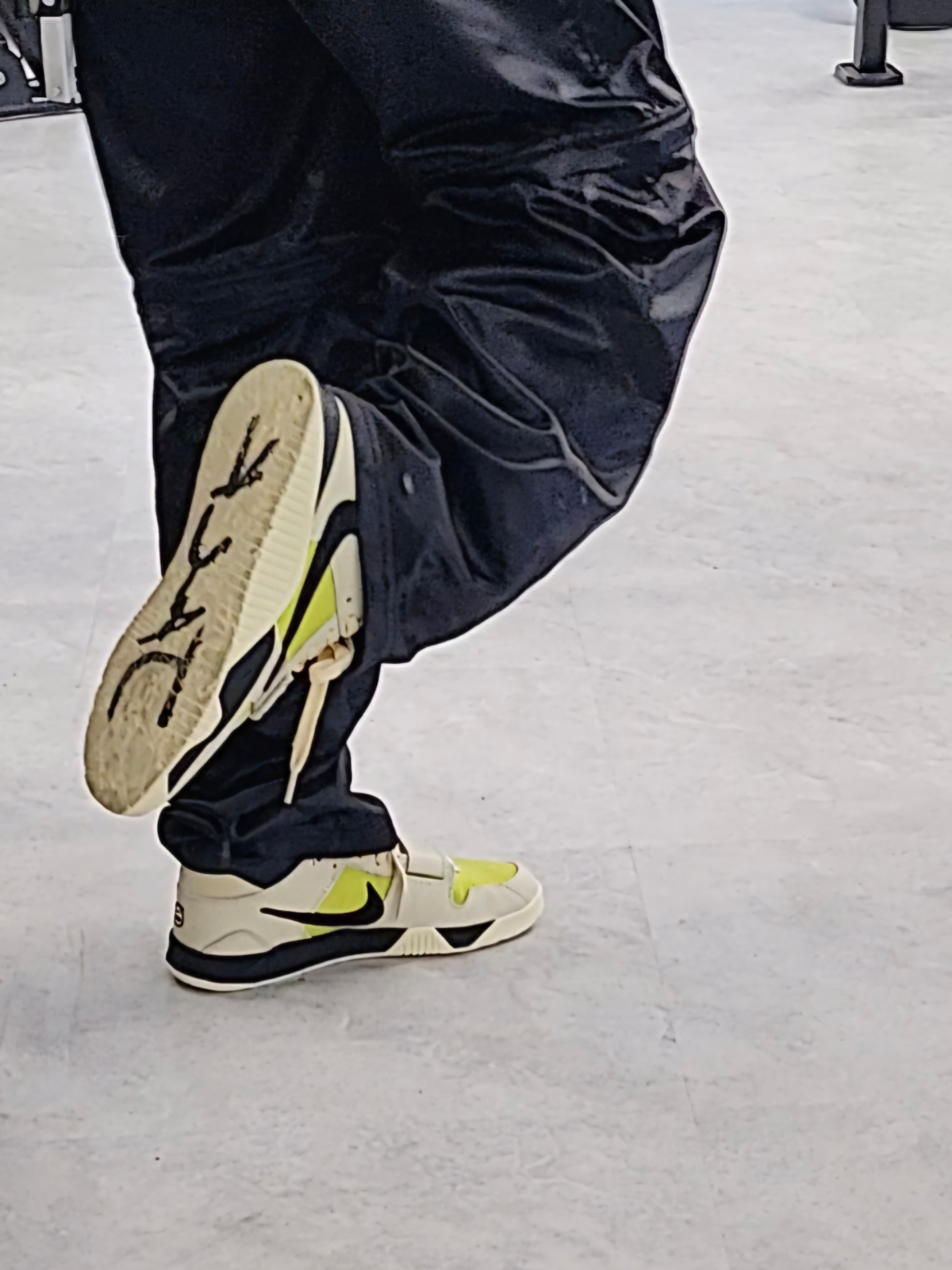 Jordan x Travis Scott Jumpman Jack TR Bright Cactus 착용 스타일 - 3