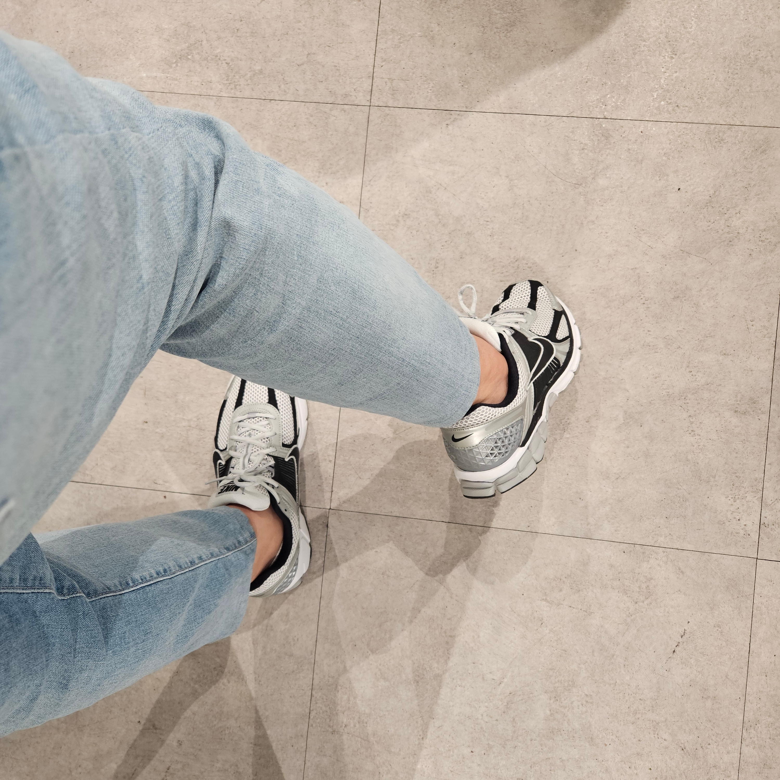 Nike Zoom Vomero 5 Metallic Silver Black 착용 스타일