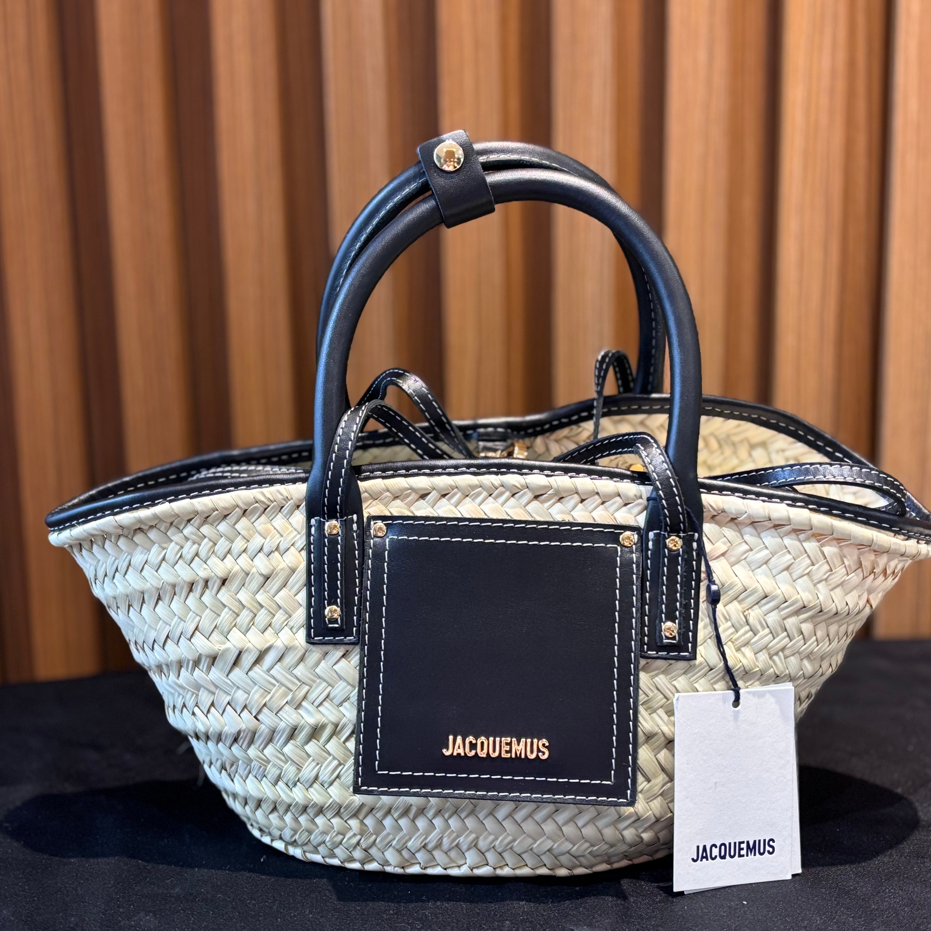 Jacquemus Le Petit Panier Soli Mini Beach Basket Bag Black 착용 스타일 - 2