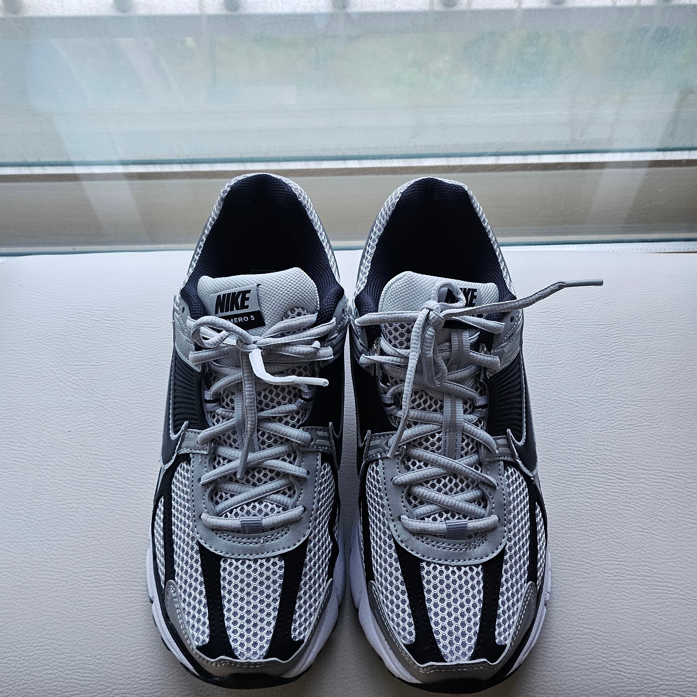 Nike Zoom Vomero 5 Metallic Silver Black 착용 스타일 - 1