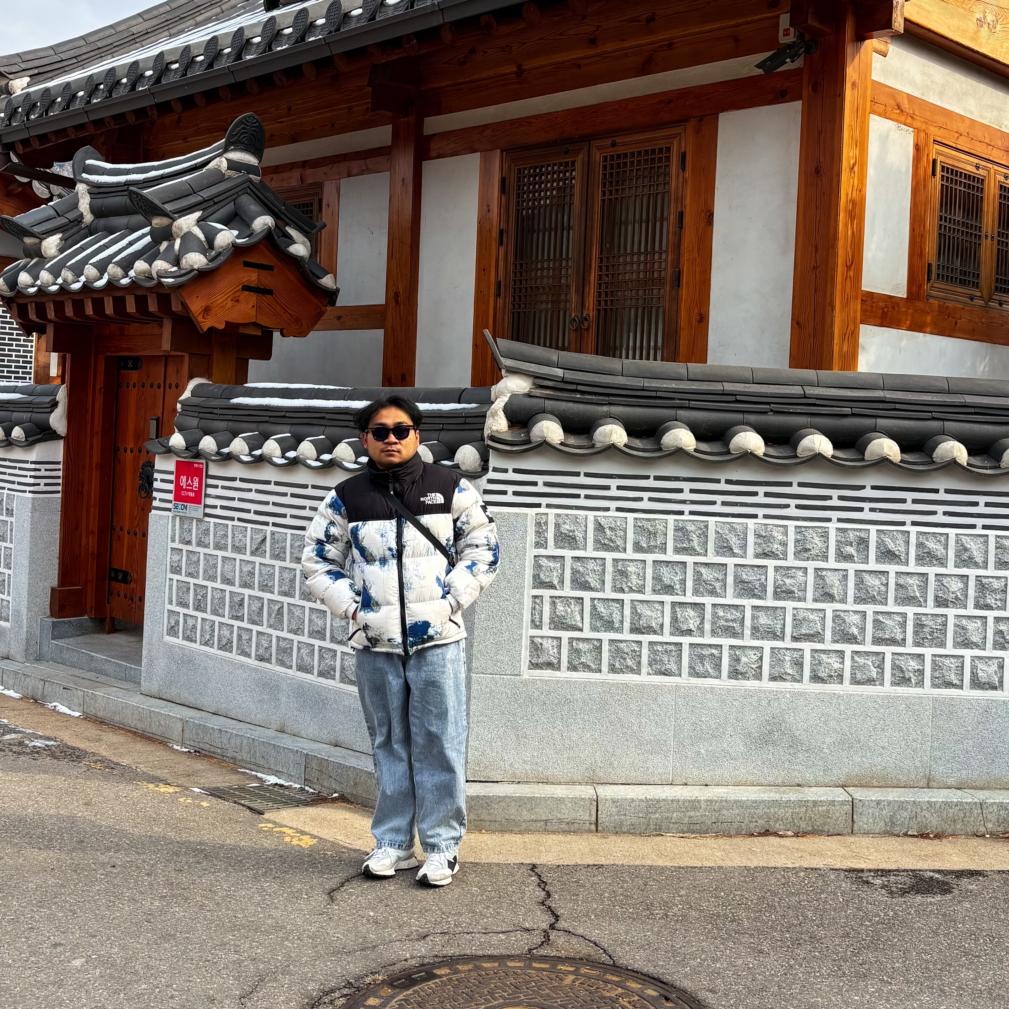 The North Face White Label Novelty Nuptse Down Jacket P White Sand, New Balance 327 White Black 착용 스타일