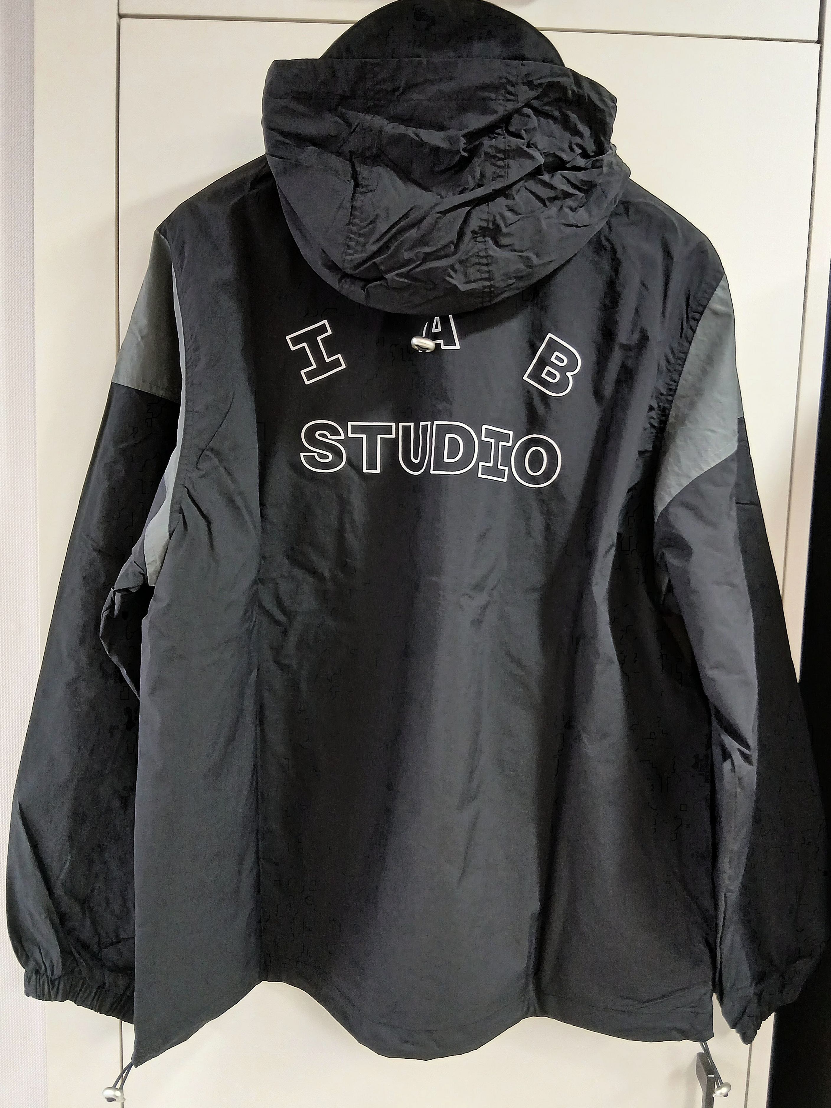 IAB Studio Wind Jacket Pack Black Silver 착용 스타일 - 2