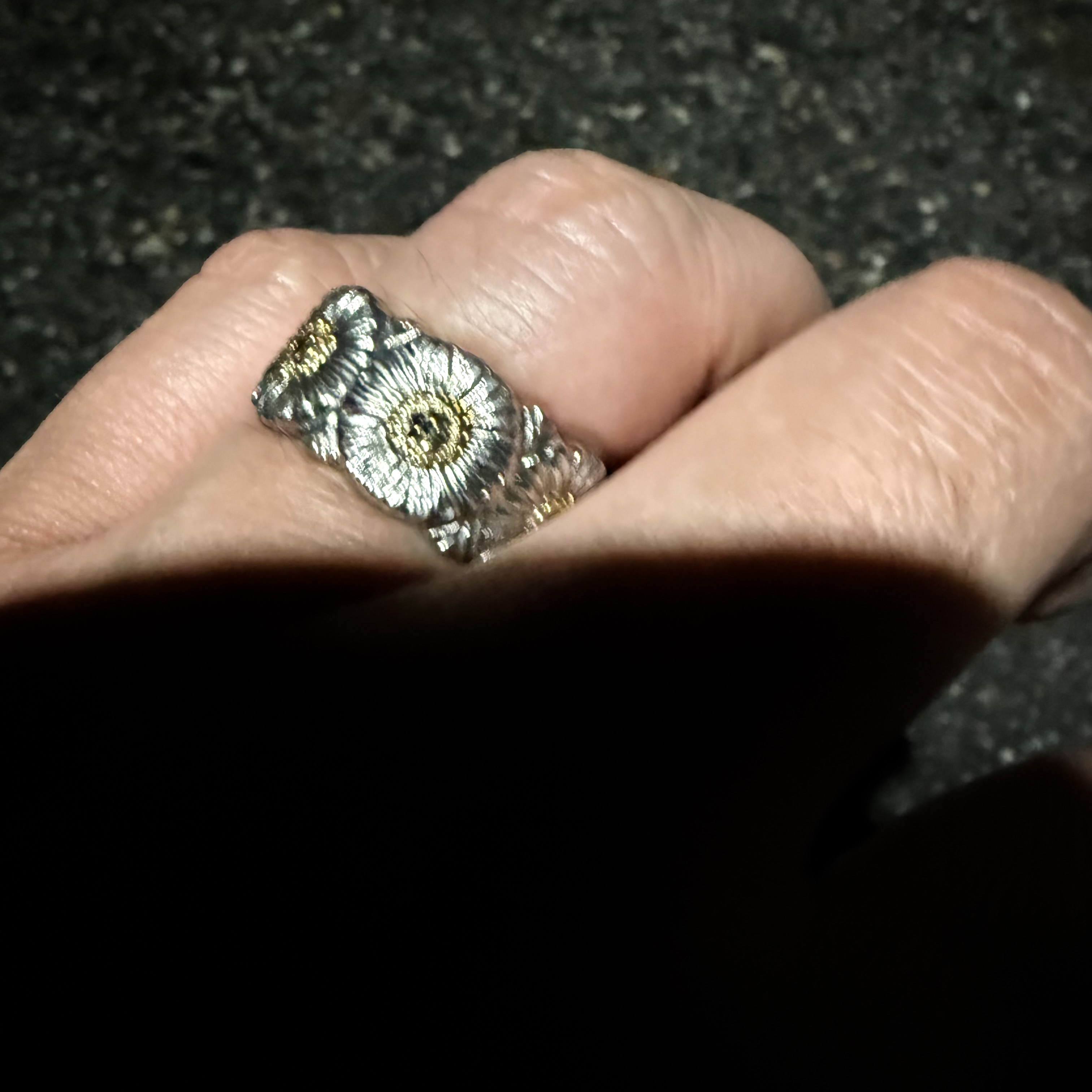 Buccellati Blossoms Eternelle Daisy Ring with Brown Diamonds Vermeil Sterling Silver 착용 스타일