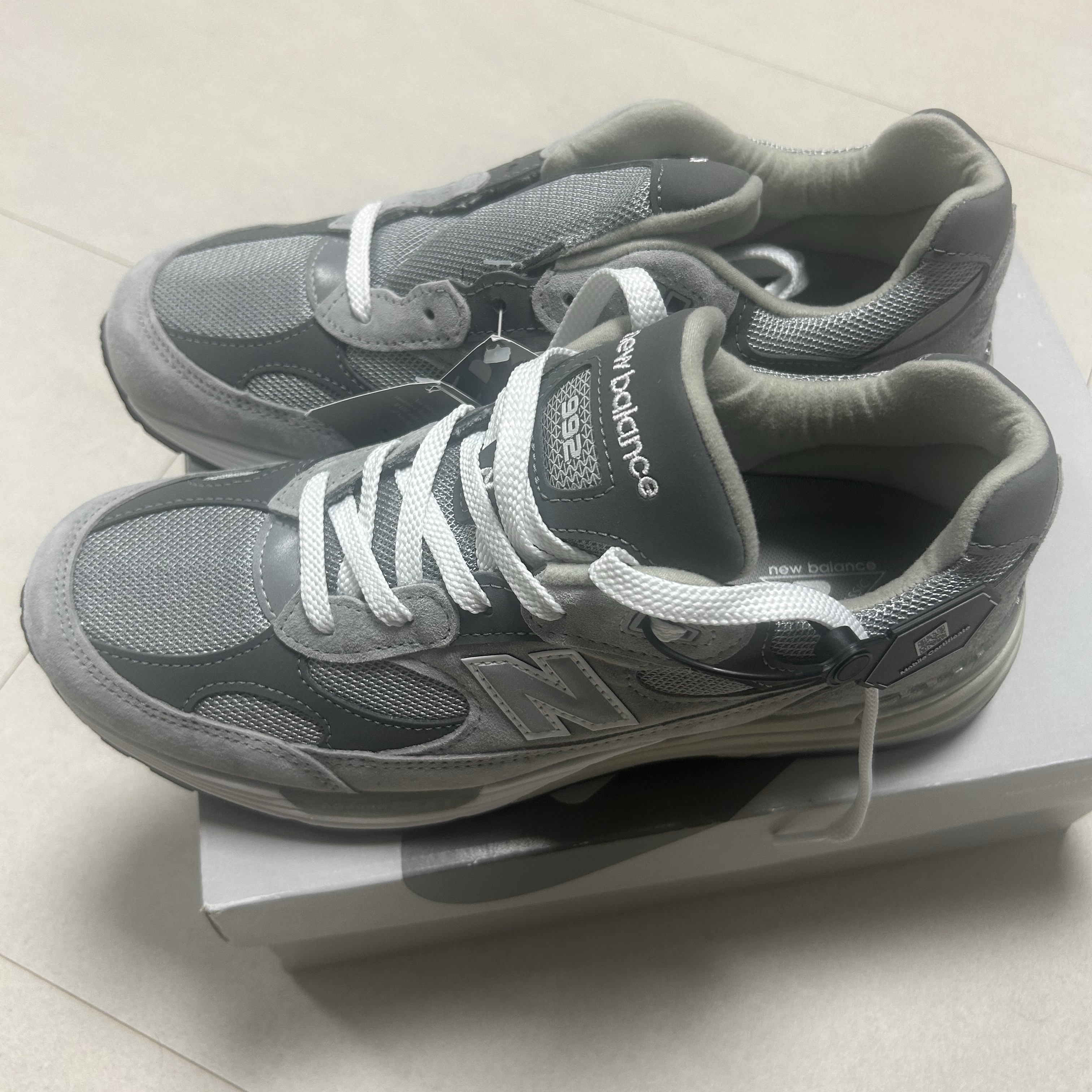 New Balance 992 Made in USA Core Grey Silver Metallic 착용 스타일