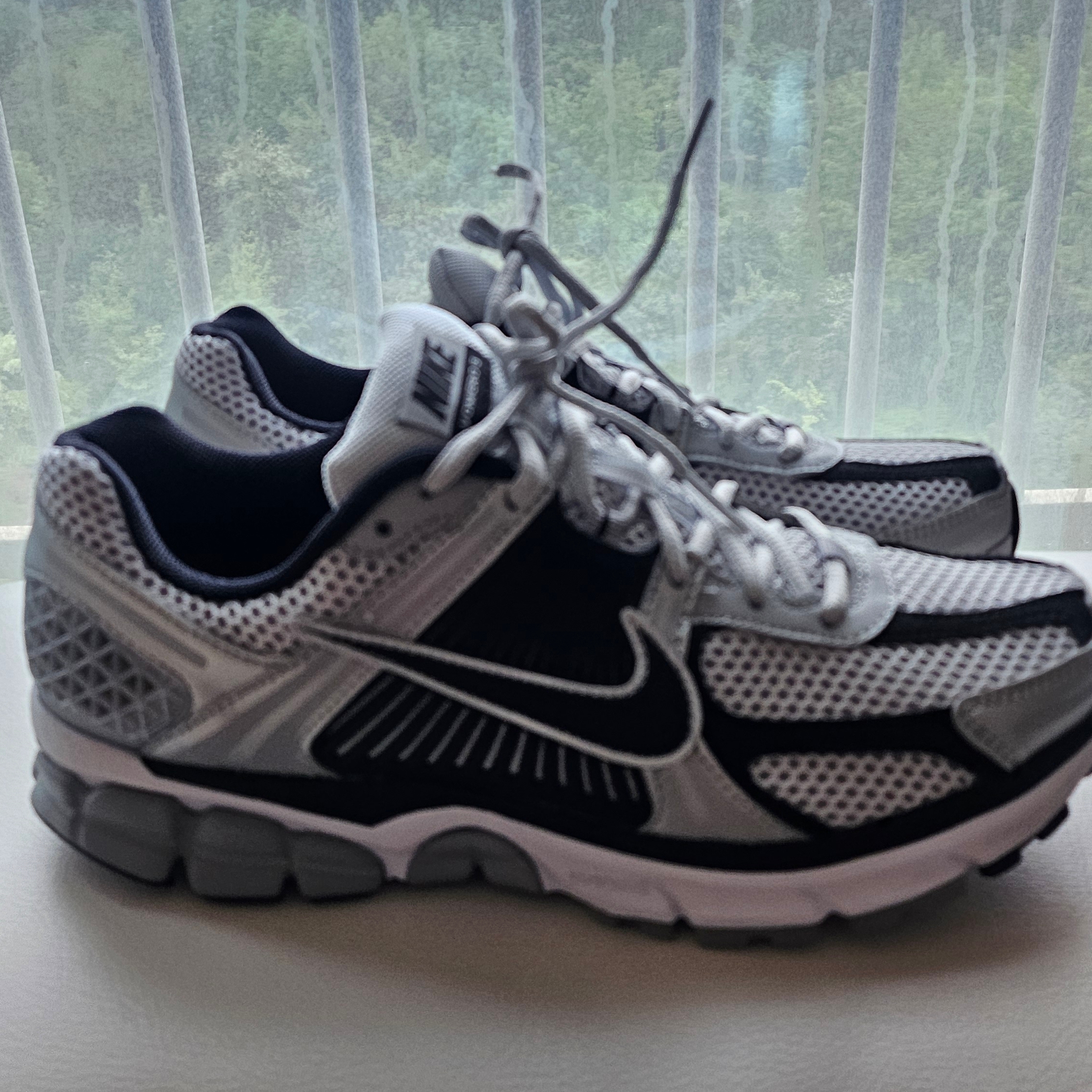 Nike Zoom Vomero 5 Metallic Silver Black 착용 스타일 - 2