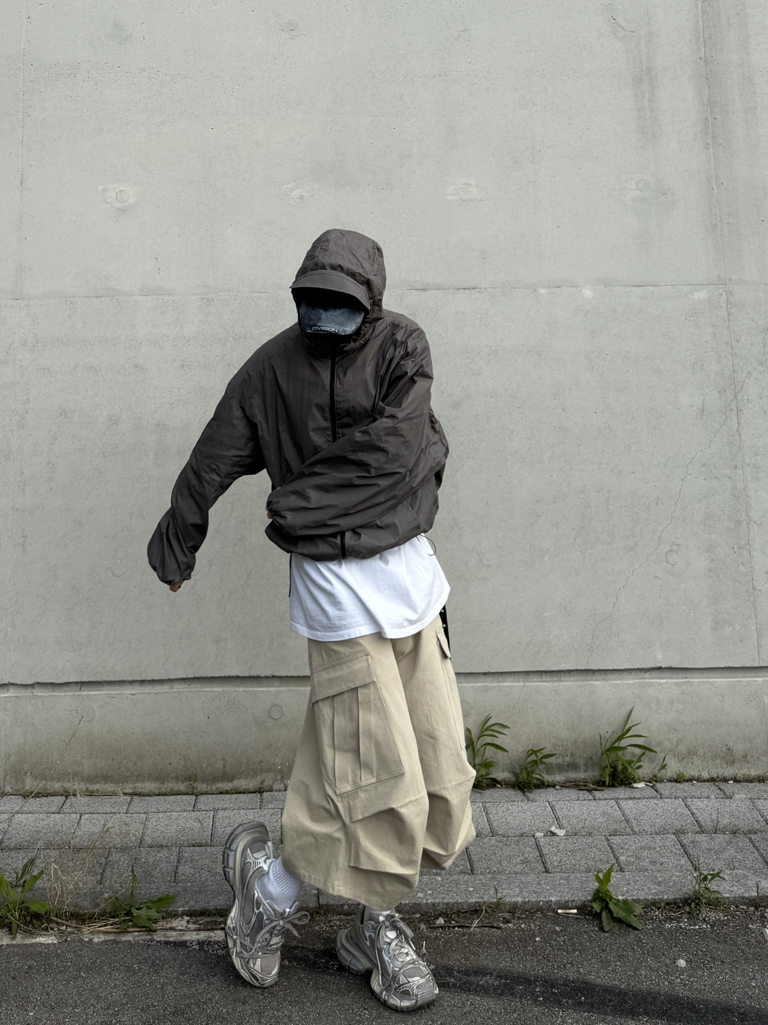 Nonnod Side Cargo Shorts Beige, Balenciaga 3XL Sneakers Light Beige 착용 스타일 - 7
