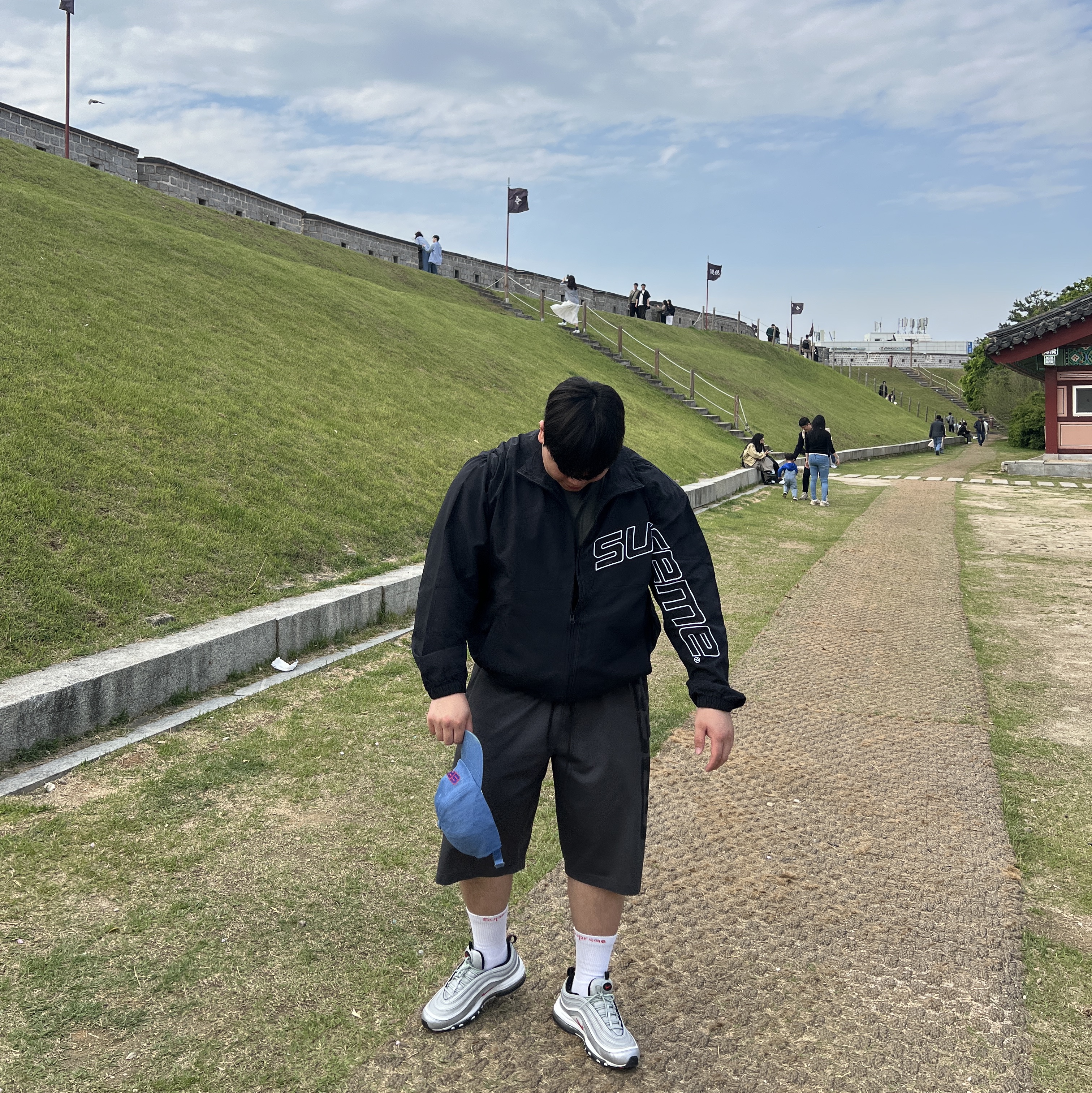 Supreme Curve Track Jacket Black - 24SS, Supreme x Jordan Drawstring Bag Black - 24FW 착용 스타일 - 2
