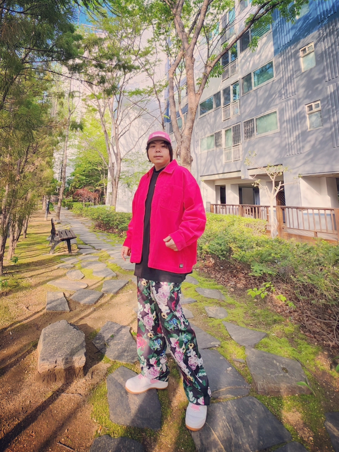 Supreme Box Logo Mesh Back New Era Pink - 22SS, Yeezy Gap Engineered By Balenciaga Logo Long Sleeve T-Shirt Black 착용 스타일 - 2