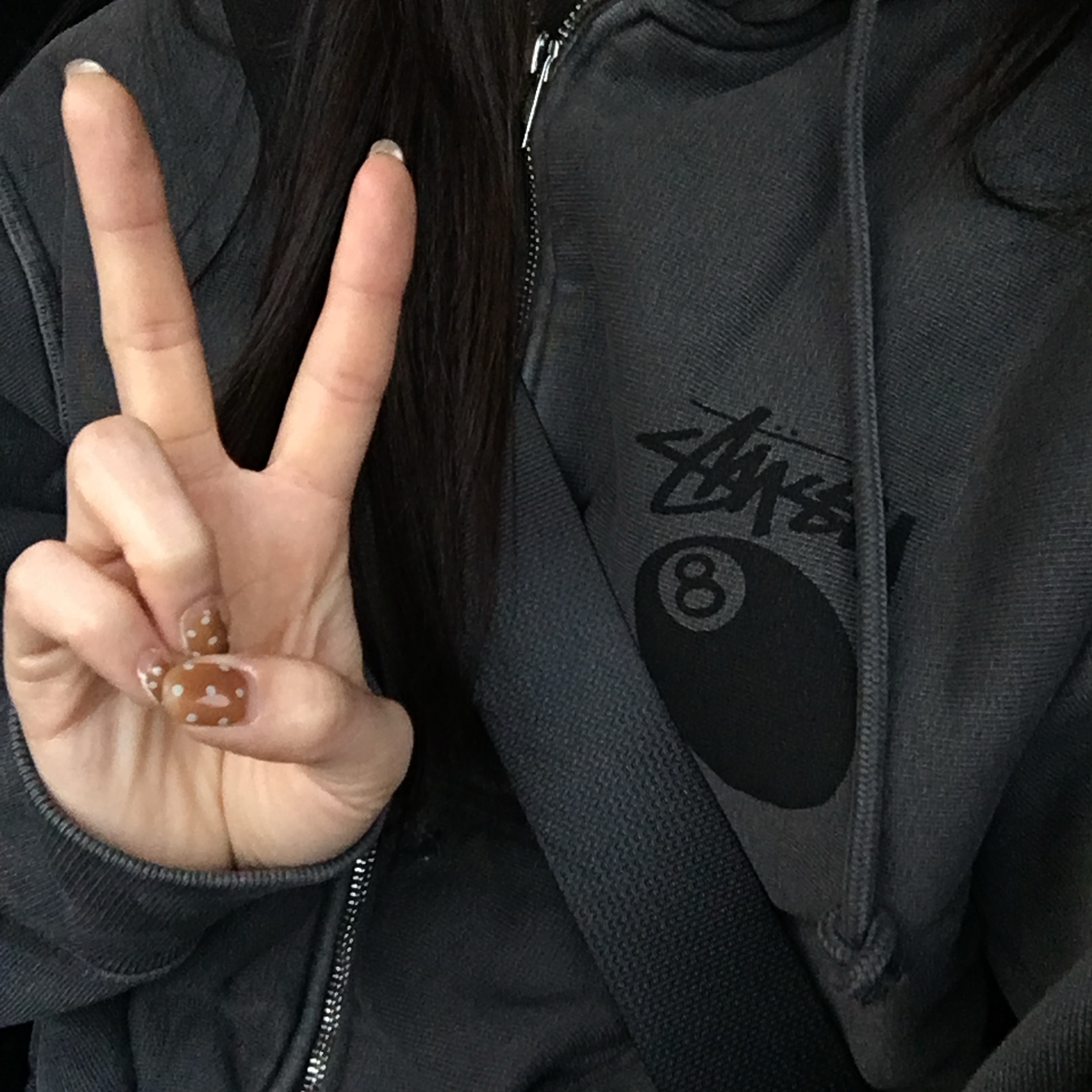 Stussy 8 Ball Pigment Dyed Zip Hoodie Black 착용 스타일 - 2