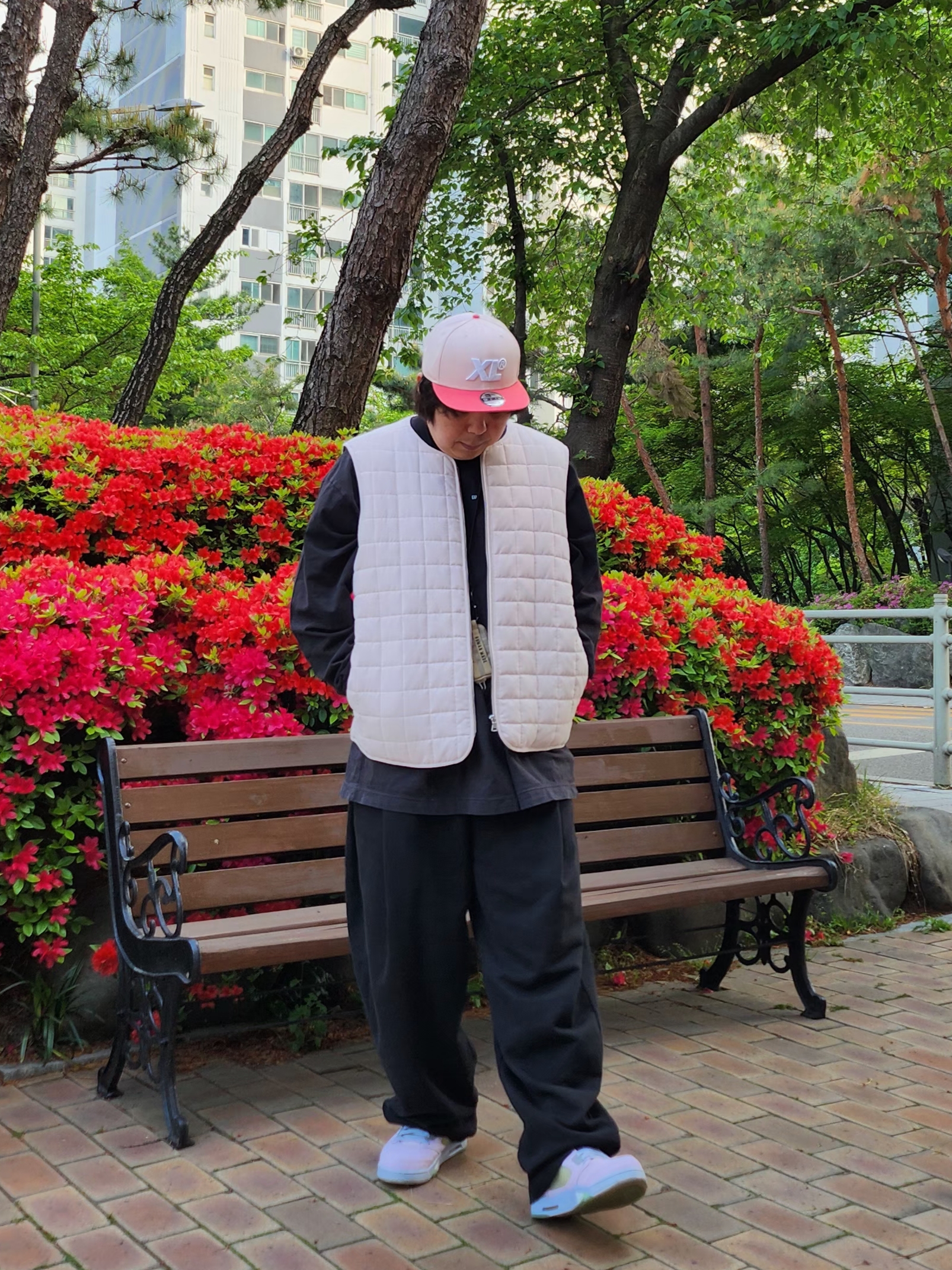Yeezy Gap Engineered By Balenciaga Logo Long Sleeve T-Shirt Black, Suade Two Tuck Long Pants Black 착용 스타일 - 1