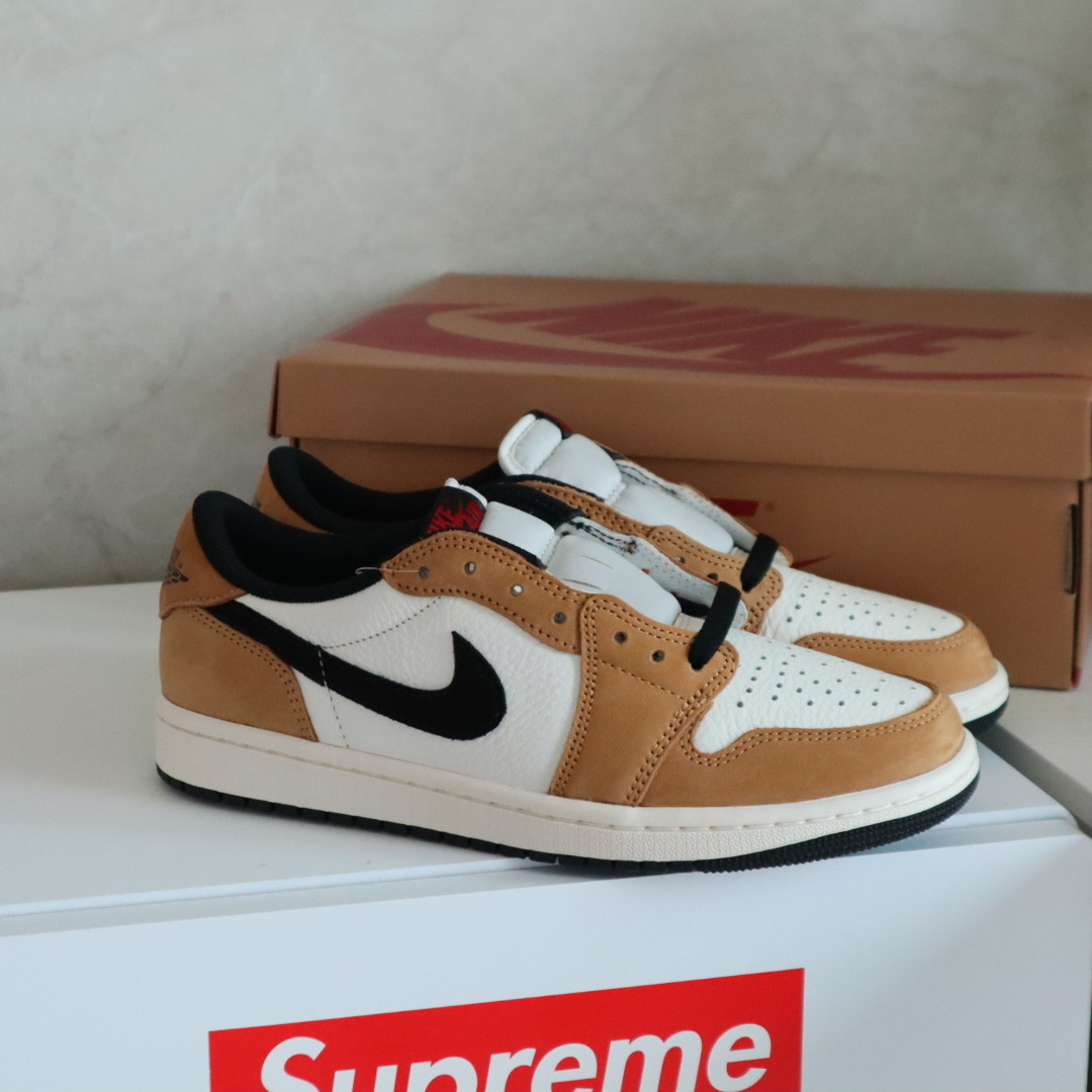 Jordan 1 Low OG Sail and Golden Harvest 착용 스타일 - 1