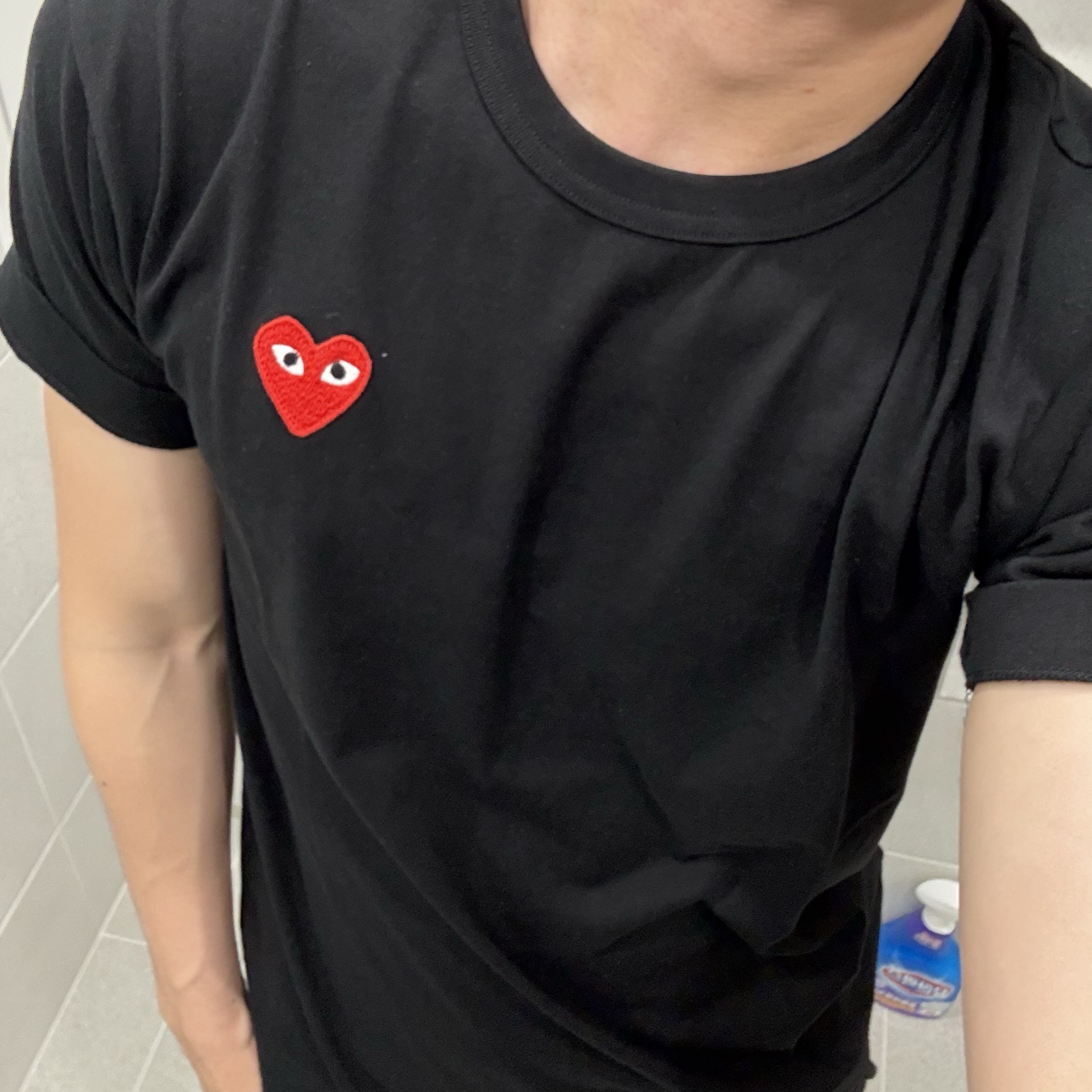 Play Comme des Garcons Red Heart T-Shirt Black 착용 스타일