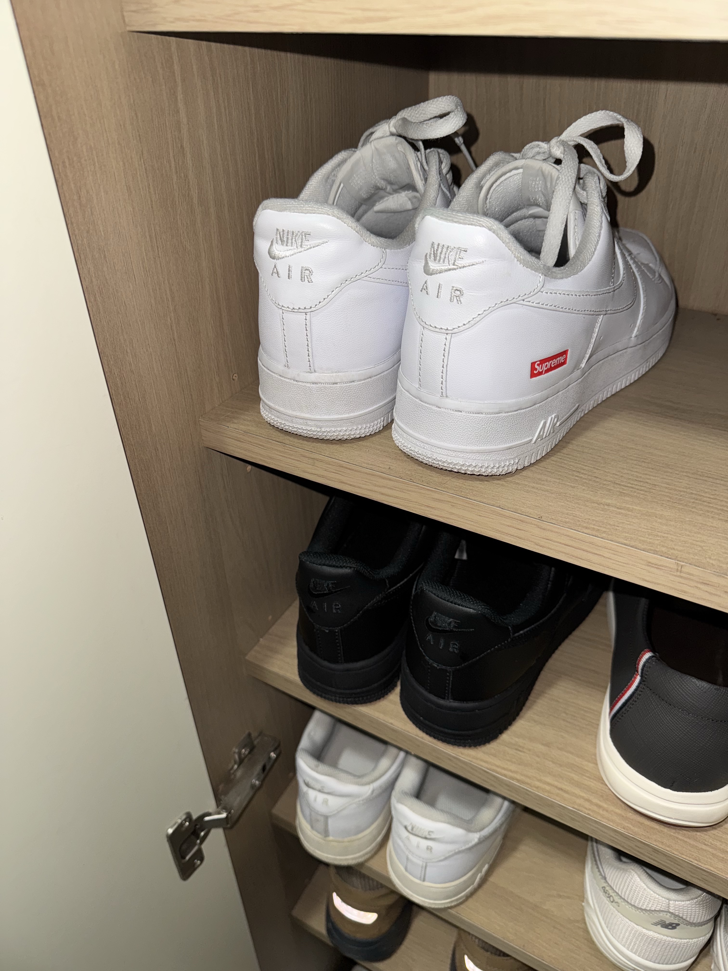 Nike x Supreme Air Force 1 Low White, Nike Air Force 1 '07 Low Triple Black 착용 스타일