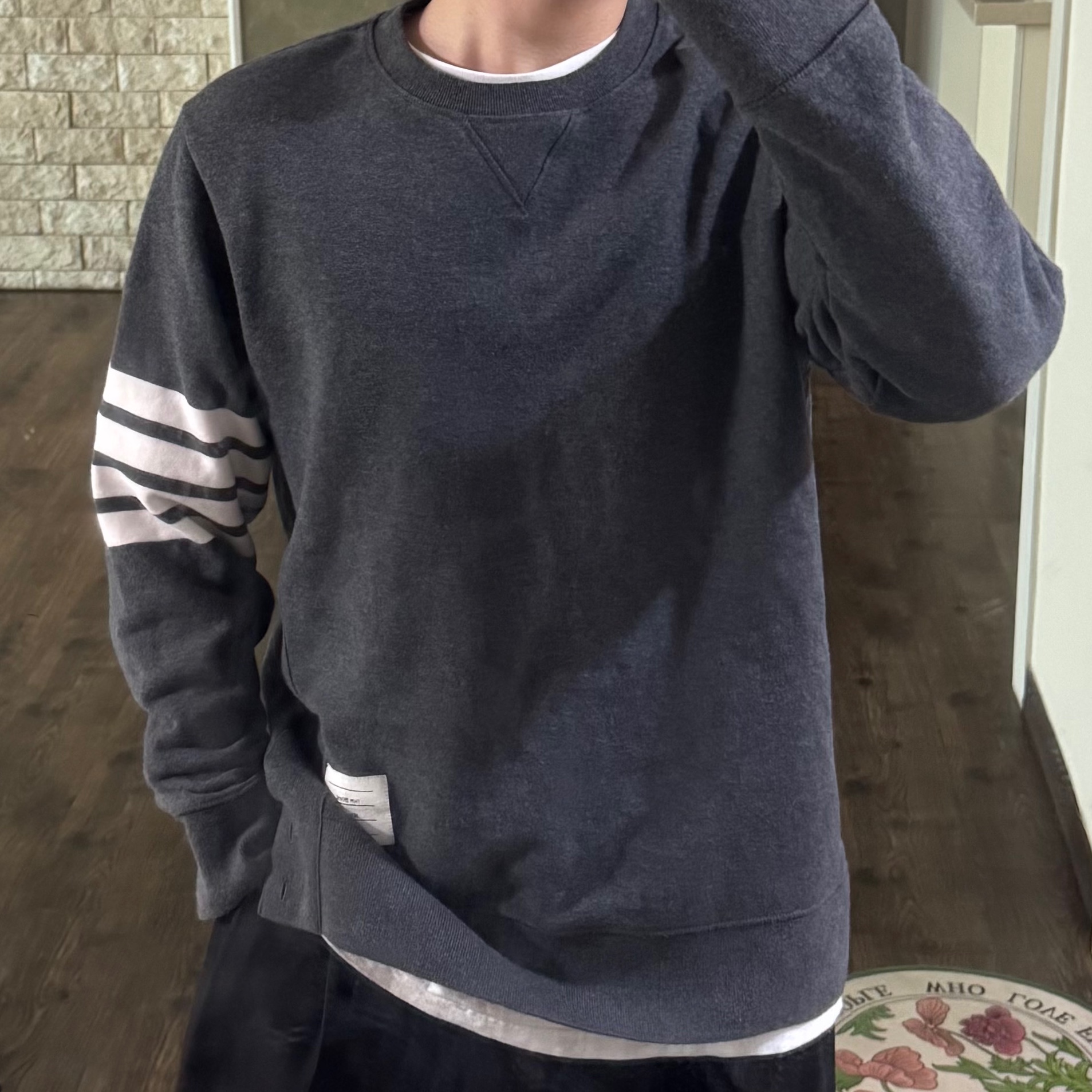 Thom Browne Engineered 4-Bar Sweatshirt Light Grey 착용 스타일