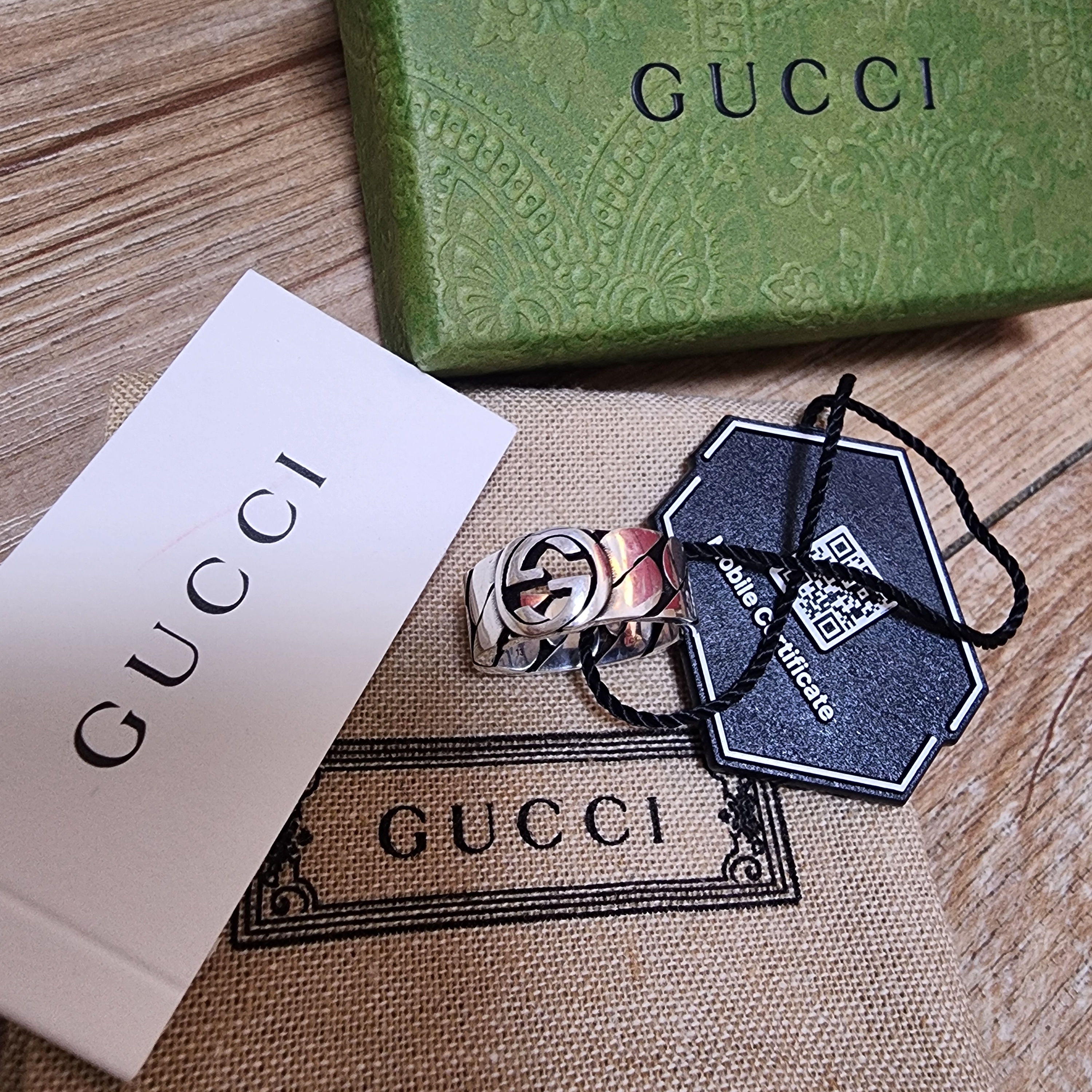 Gucci Interlocking G Ring Silver 착용 스타일 - 1