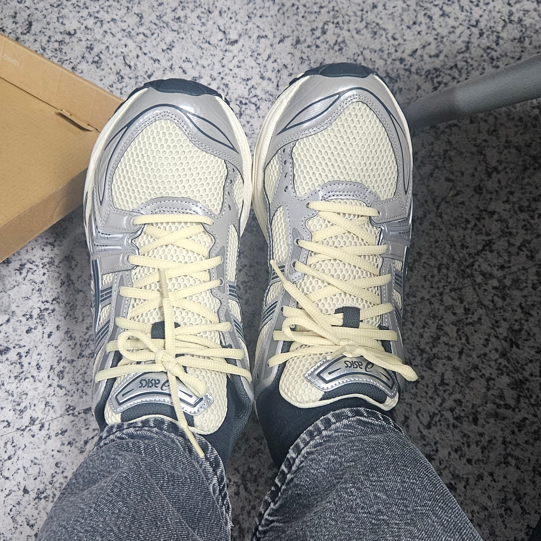 Asics Gel-Kayano 14 Oyster White Steeple Grey 착용 스타일