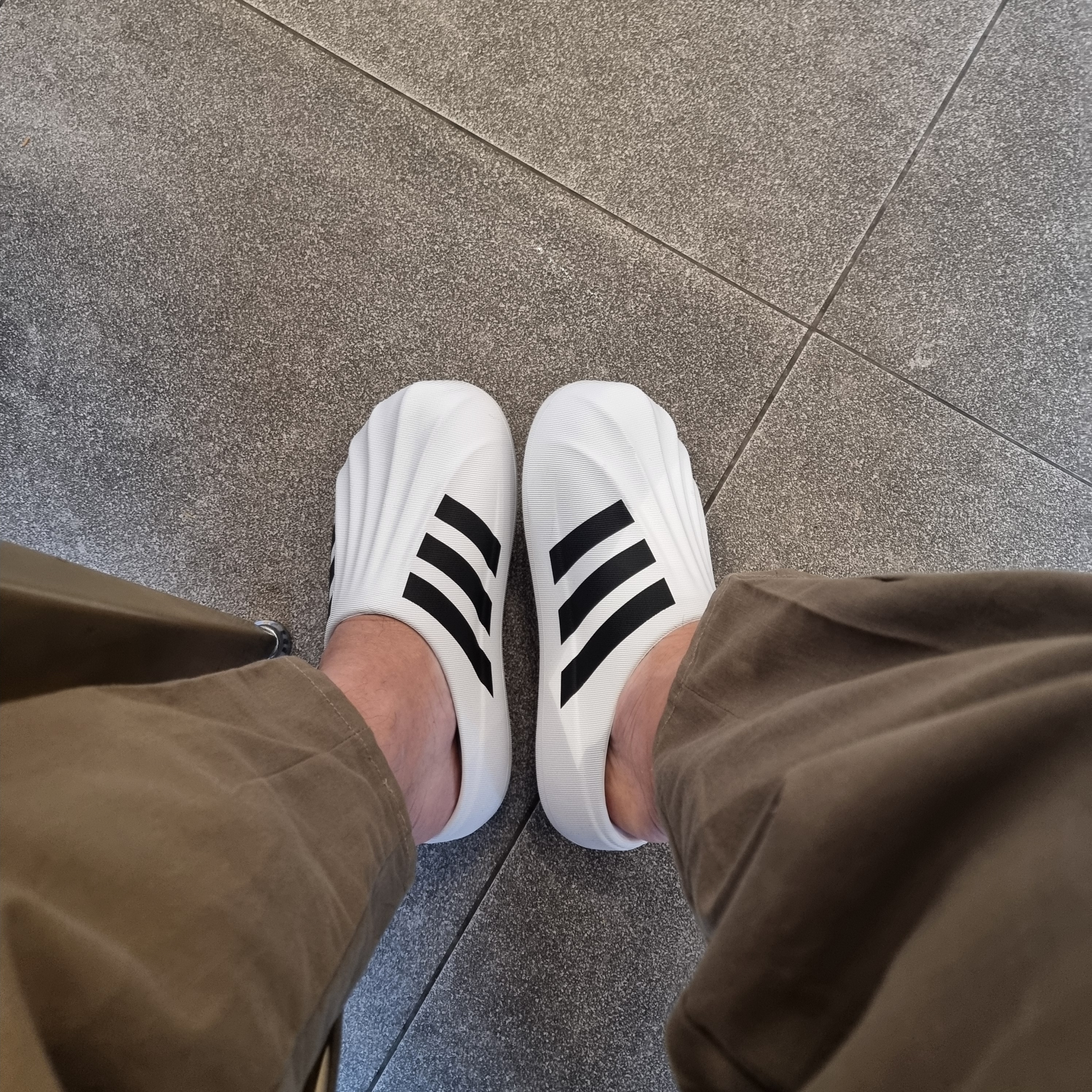 Adidas Adifom Superstar Mule Cloud White 착용 스타일
