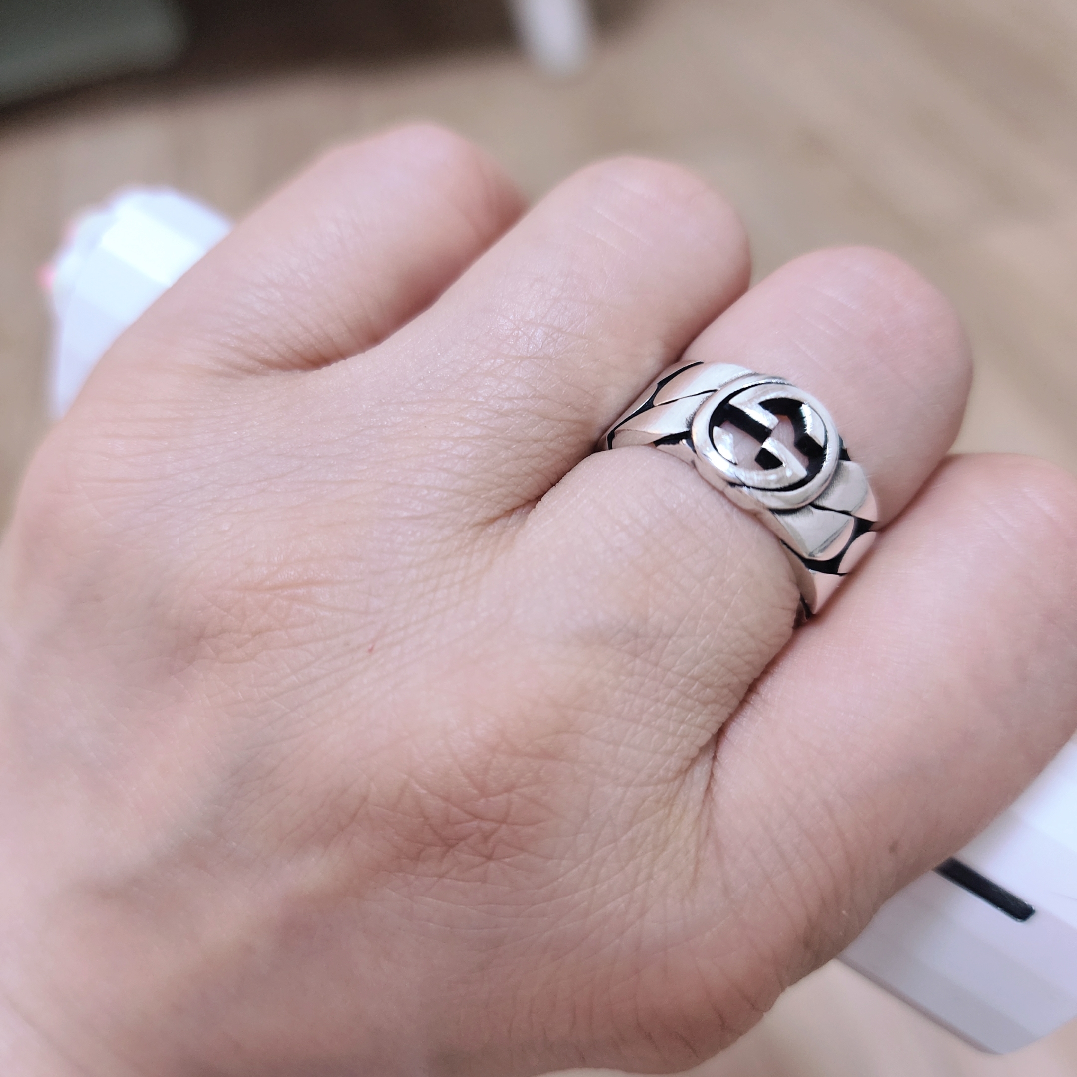 Gucci Interlocking G Ring Silver 착용 스타일 - 2