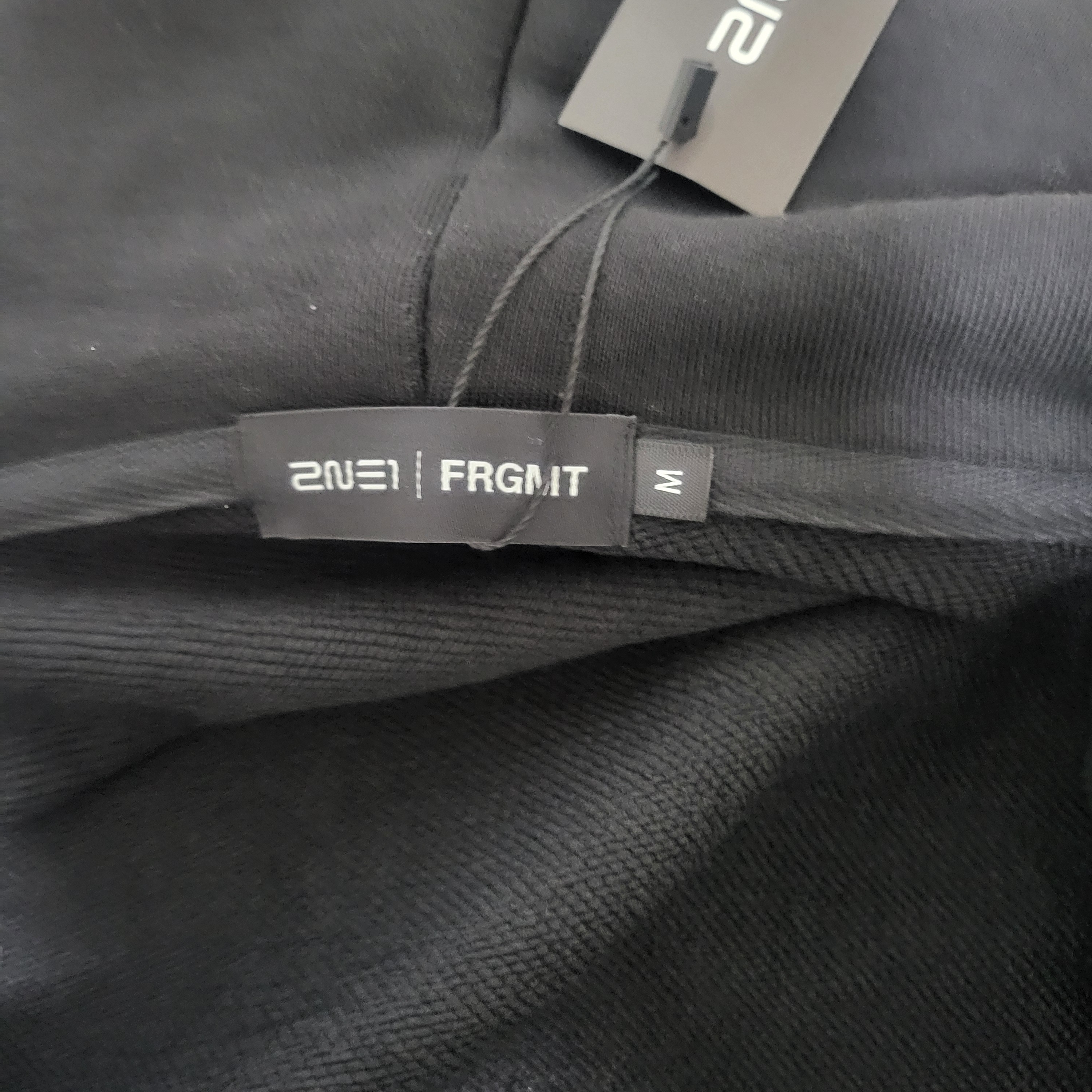 Fragment x 2NE1 Zip-Up Hoodie Black 착용 스타일 - 2